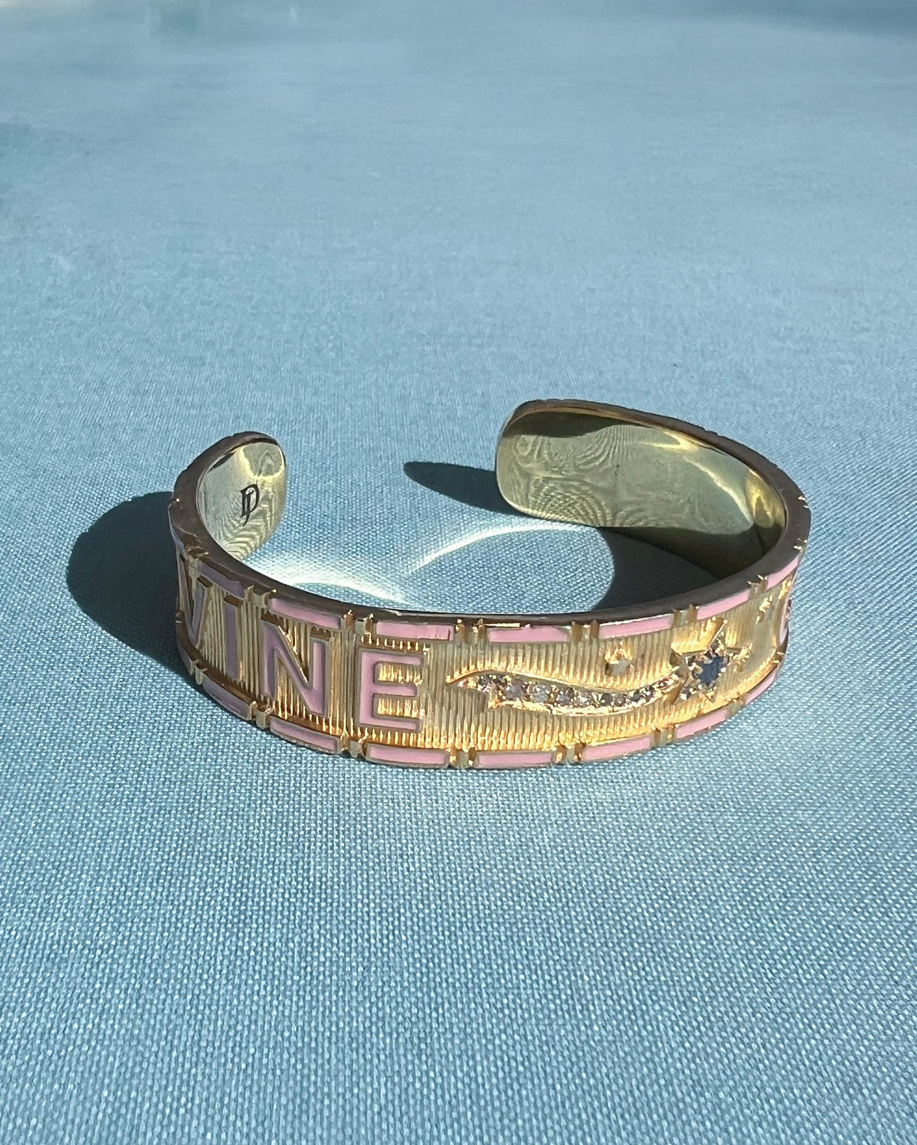 Bracciale del Bambino Divino Smalto rosa chiaro Stile vittoriano Gioielli spirituali

Il bracciale Divine Child di J DAUPHIN unisce il simbolismo spirituale al design scultoreo, unendo immagini celestiali e linguaggio sacro sotto forma di alta