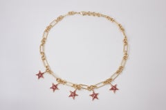 Collier à pendentifs en forme d'étoile avec breloques en émail rose et chaîne en or, style ras-du-cou