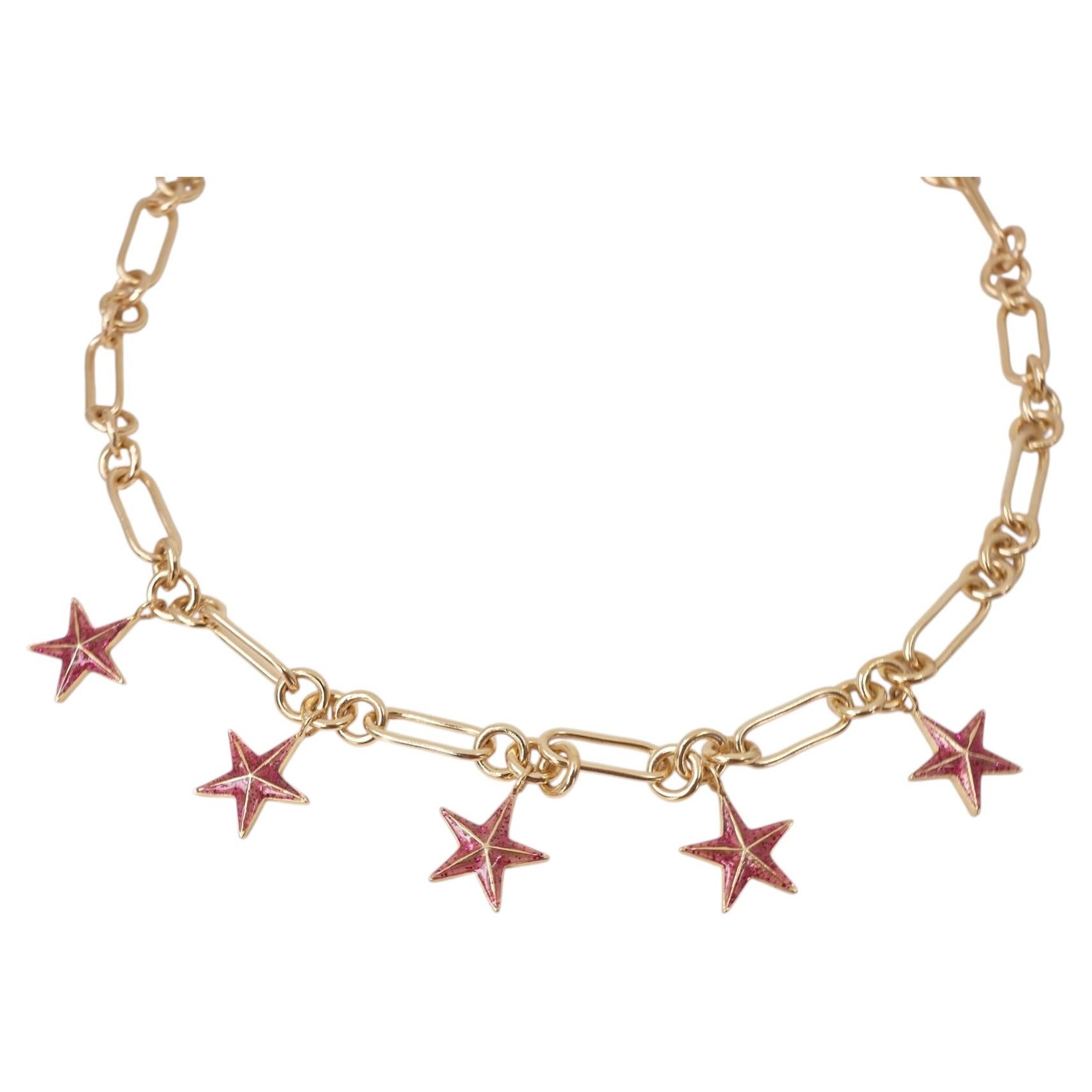 Collier à breloque en émail rose avec pendentif en forme d'étoile et chaîne en or, style ras-du-cou en vente