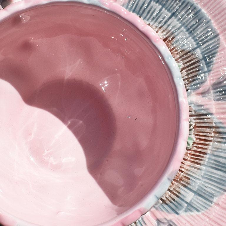 Apogée victorien Tasse à thé et soucoupe en céramique étrusque rose avec coquillages et algues Set of 2 en vente