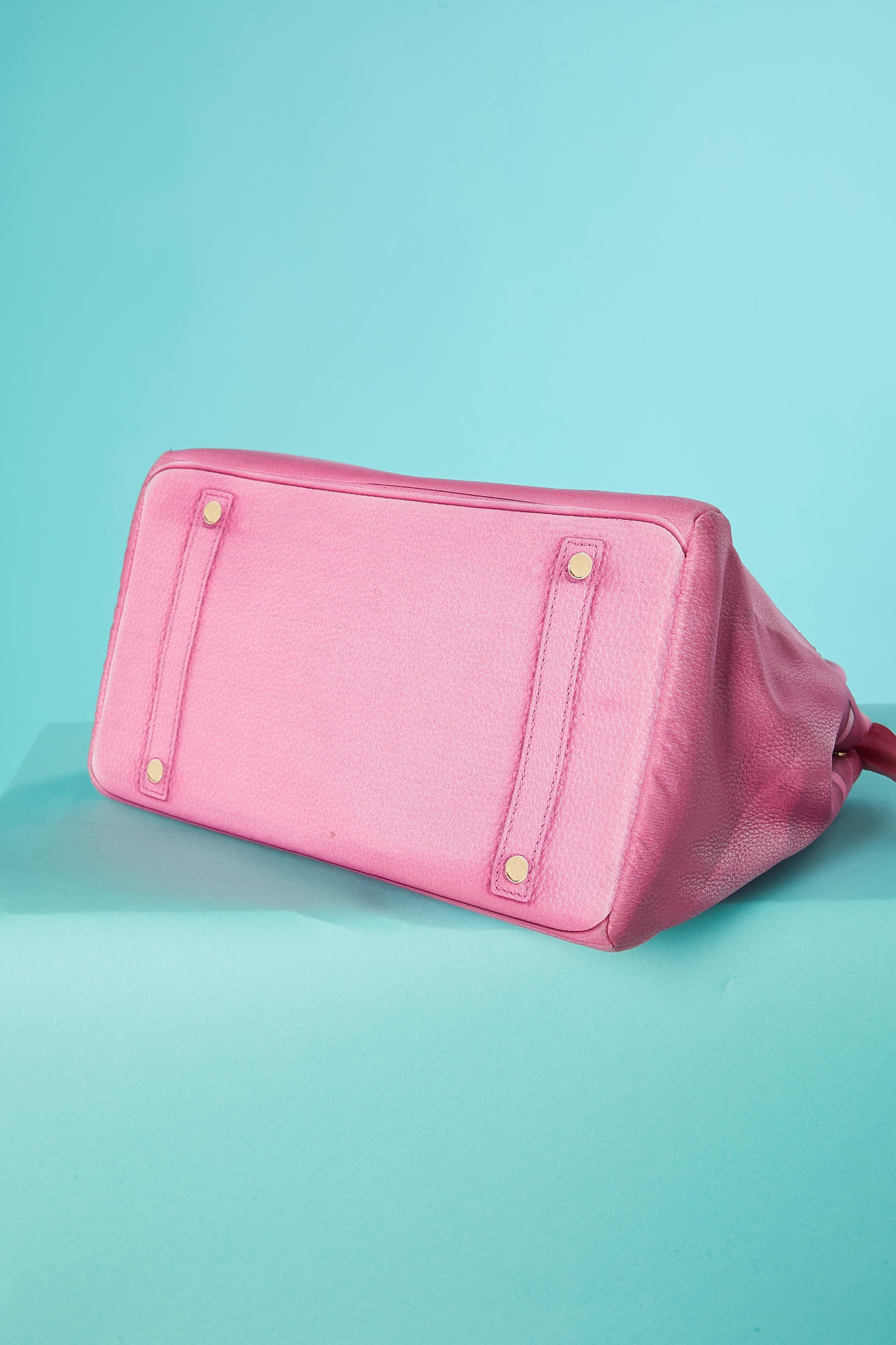 Bolso de asa superior de tela rosa con estampado 