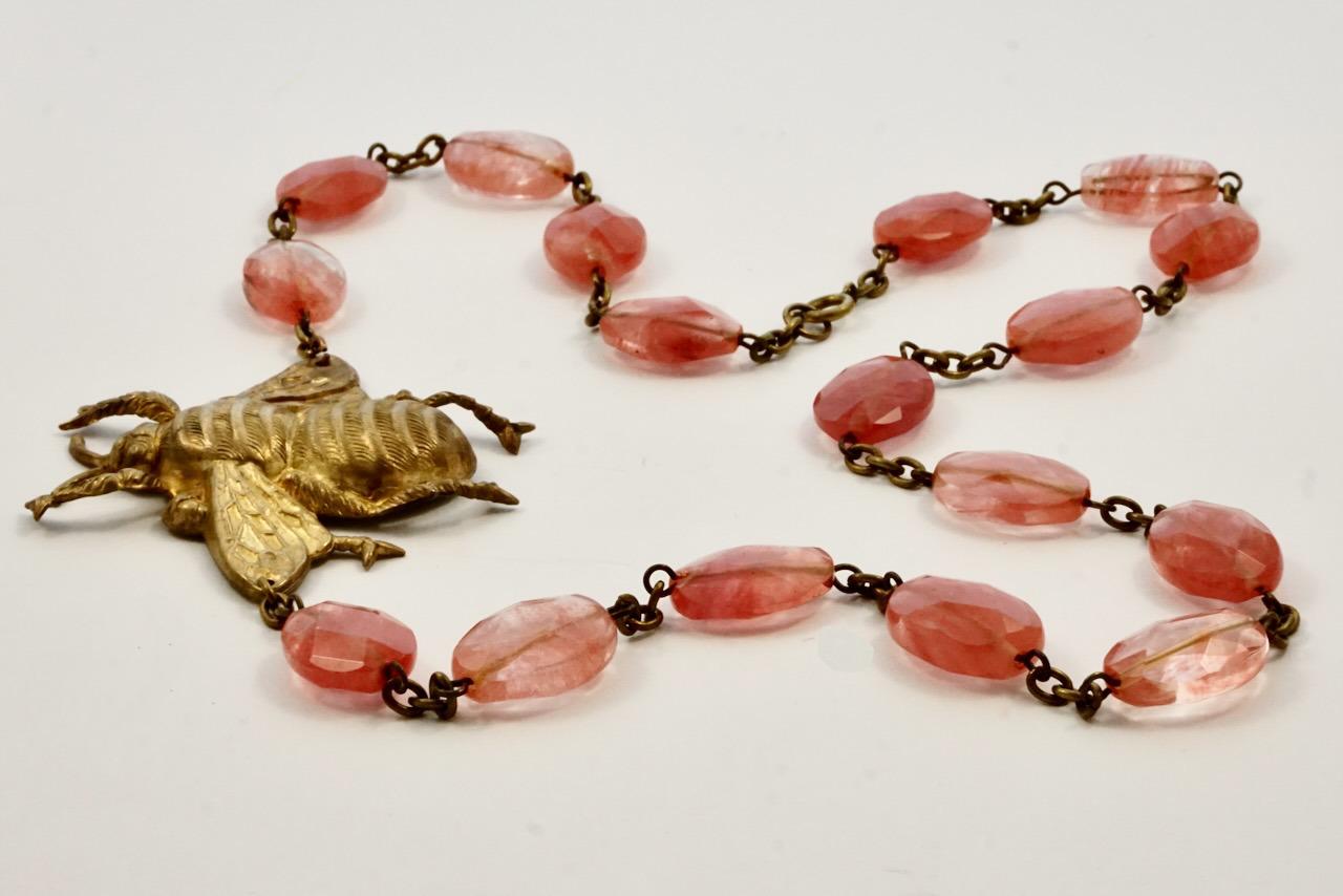 Collier de pierres précieuses à facettes roses avec une grande abeille en laiton plaqué or en vente 1