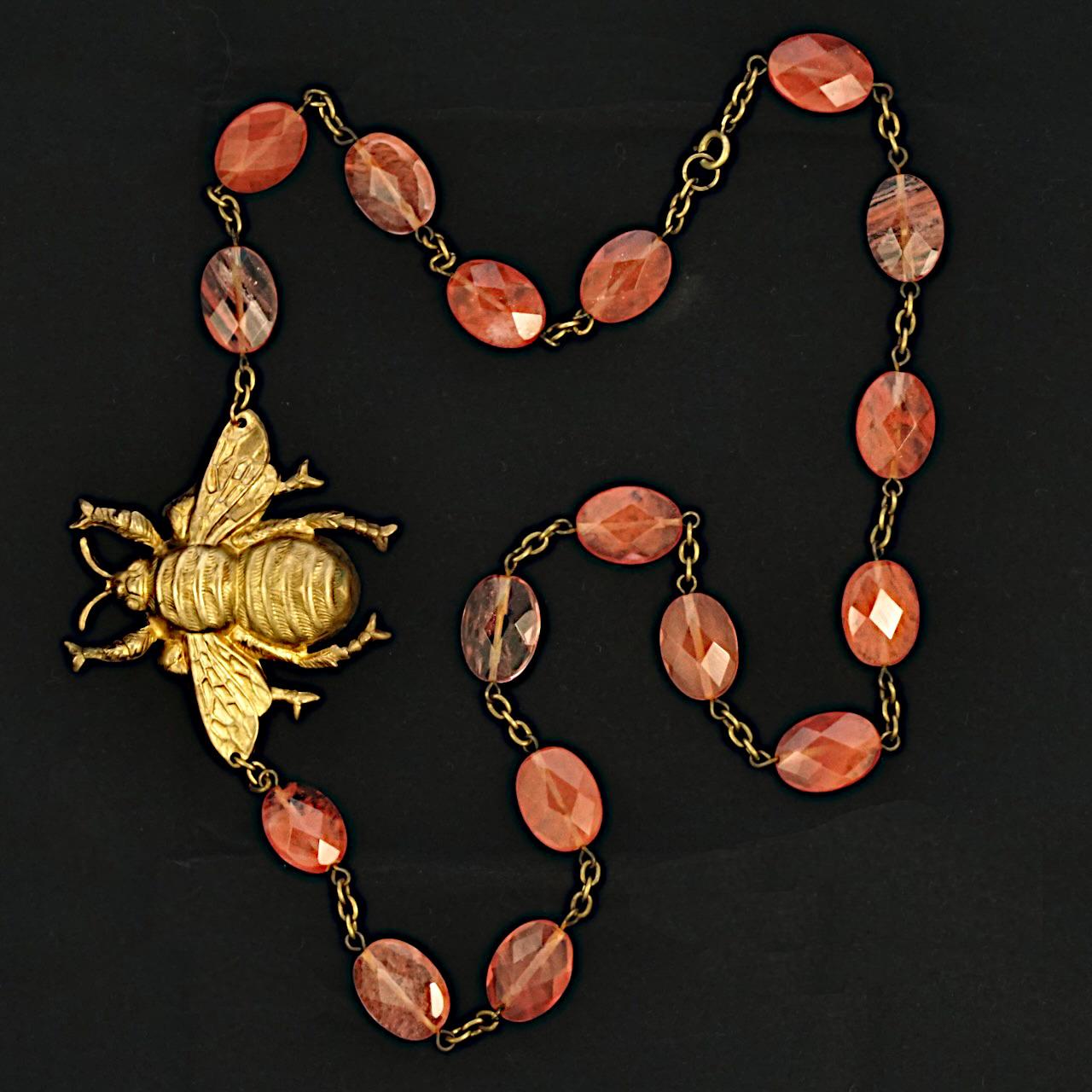 Collier de pierres précieuses à facettes roses avec une grande abeille en laiton plaqué or en vente 4