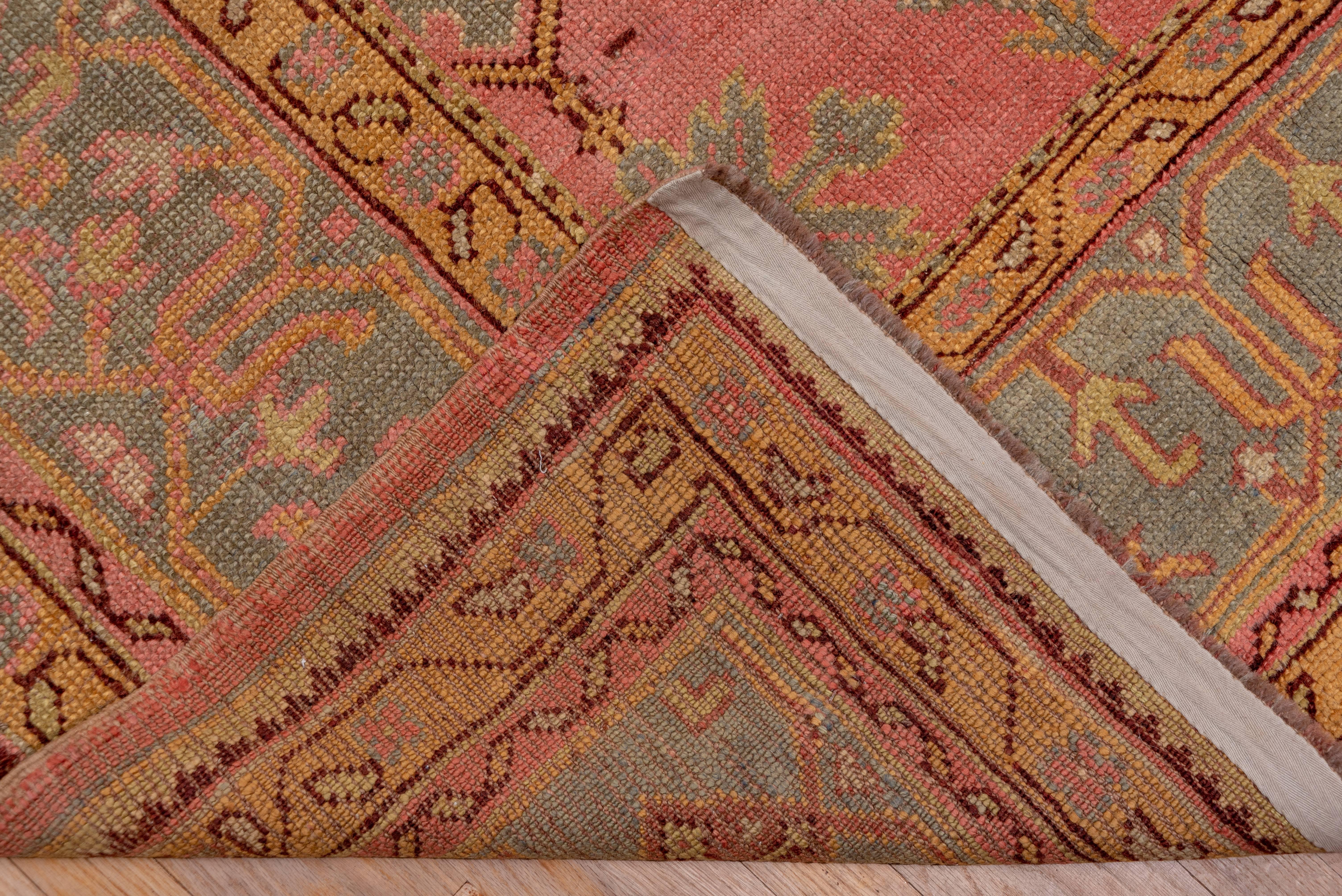 Annodato a mano Oushak antico con campo rosa, anni '20 circa in vendita
