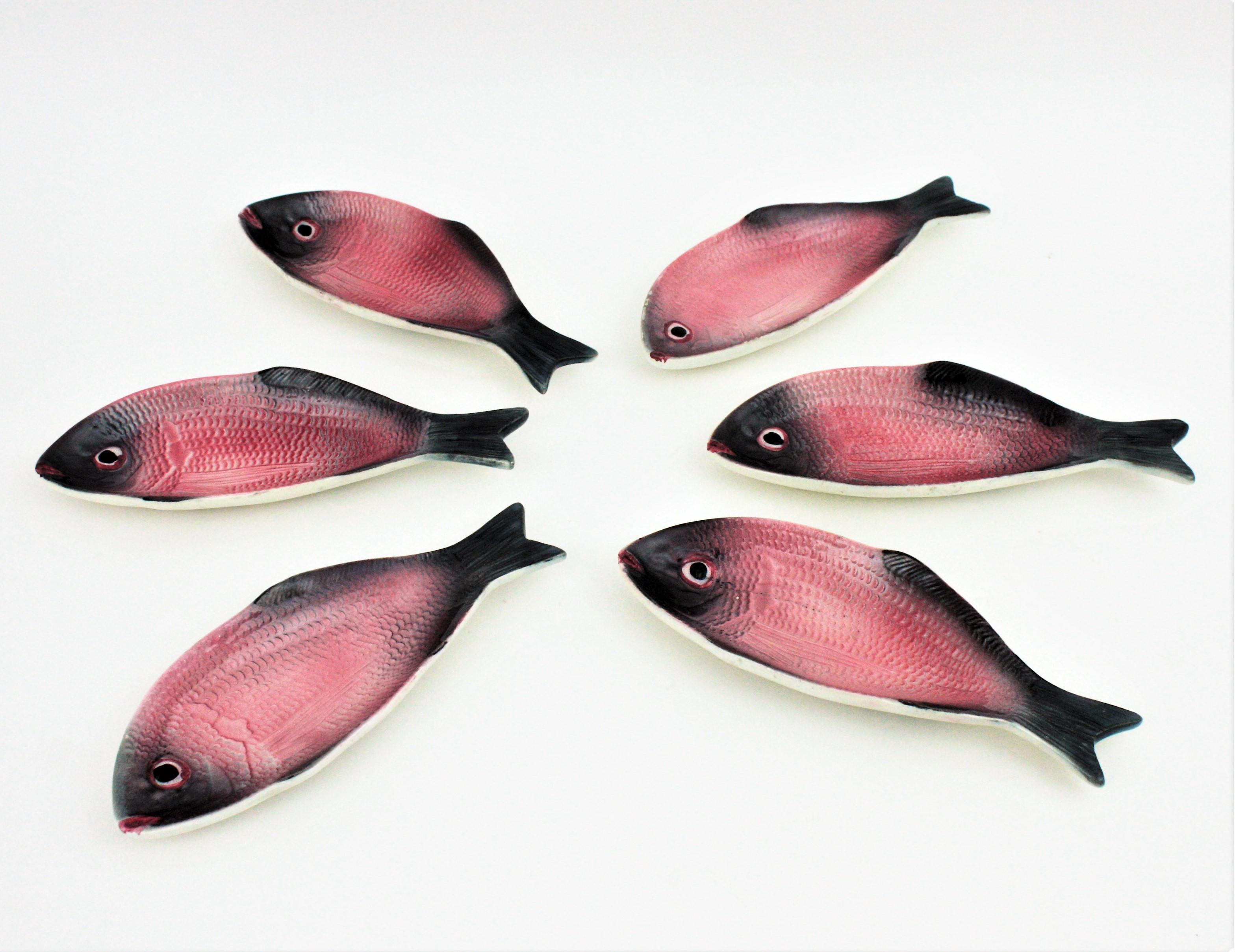Pink Fish Glazed Ceramic Dishes and Platter Serving Set In Good Condition In Barcelona, ES