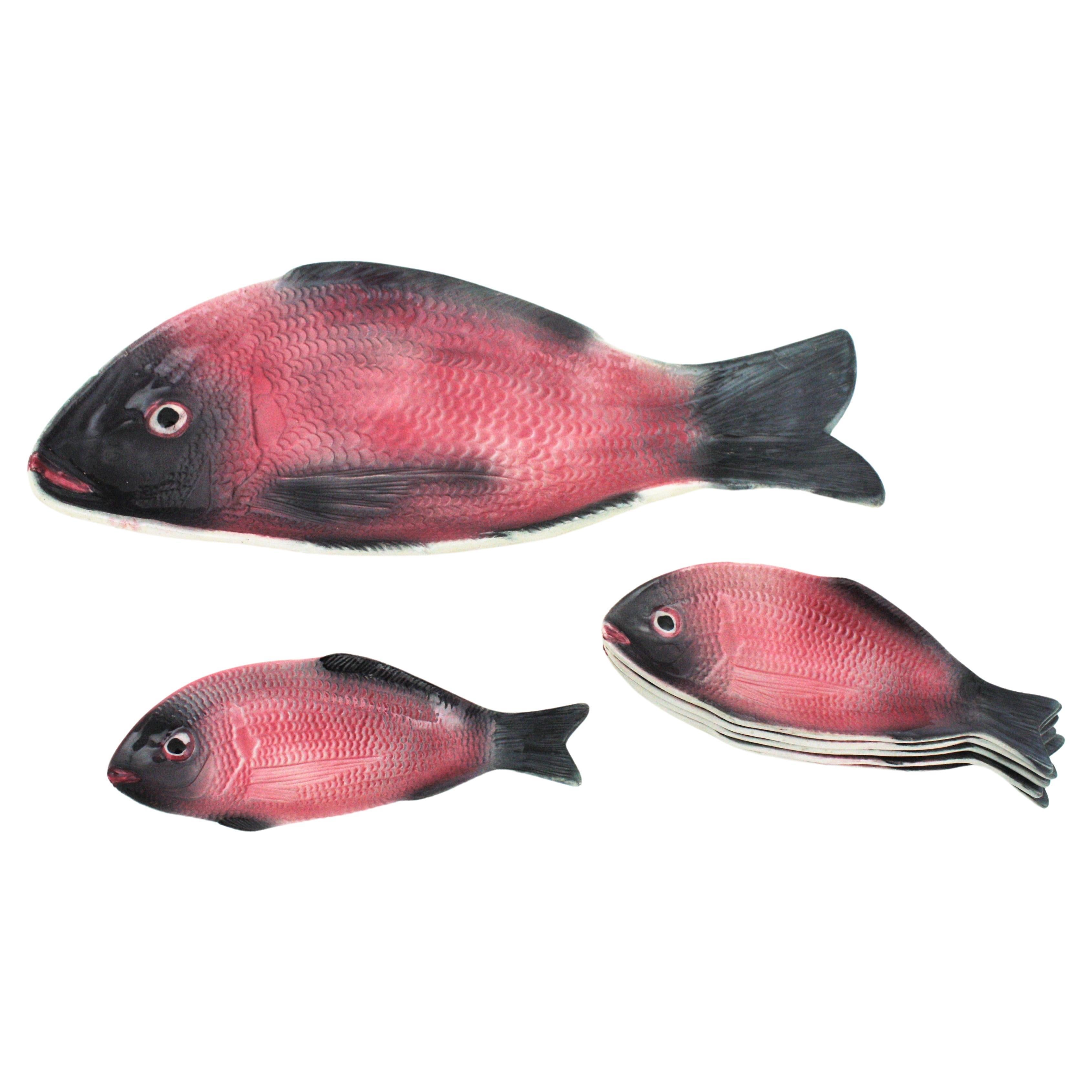 Eye-catching set of 6 small fish plates and a large fish tray in pink and grey glazed ceramic, Spain, 1960s.
This set can be used to serve desserts, salads or sushi and would be perfect for your parties and celebrations. Enjoy bar snacks, chips,