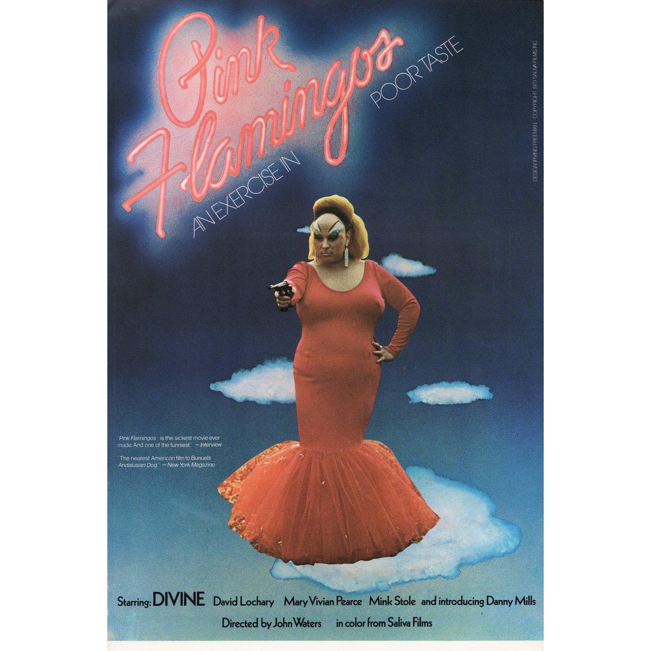 Mini affiche américaine originale de 1973 réalisée par Irving Freeman pour la première sortie en salles aux États-Unis du film Pink Flamingos réalisé par John Waters avec Divine / David Lochary / Mary Vivian Pearce / Mink Stole. Très bon état,