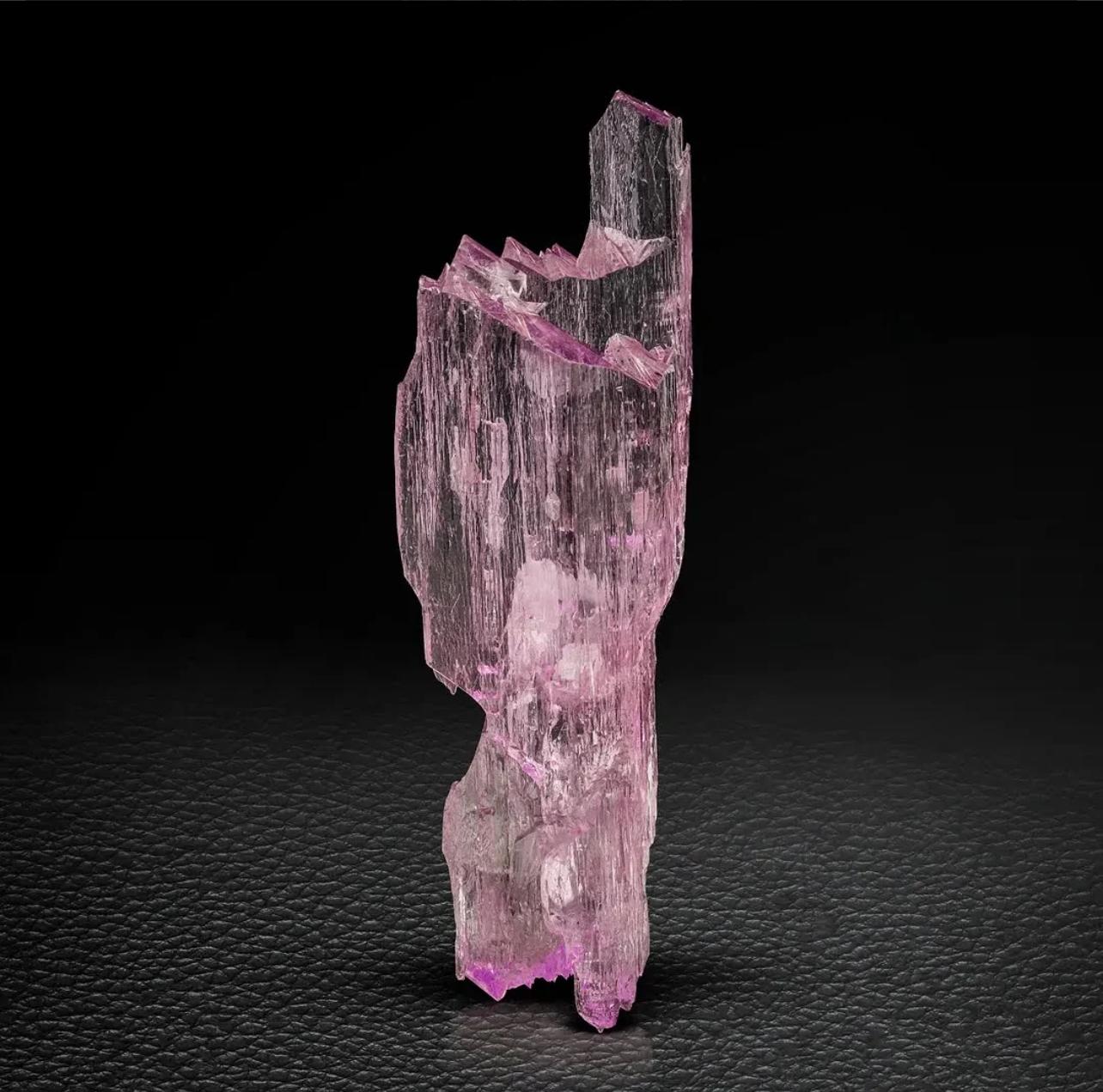 Informazioni sul prodotto:
Nome del campione: Cristallo di kunzite
Peso: 198 grammi
Dimensioni: H: 15,2 x L: 4,8 x P: 2,3 cm 
Trattamento: Nessuno
Località: Dara I Pech, distretto di Chapa Dara, provincia di Kunnar, Afghanistan