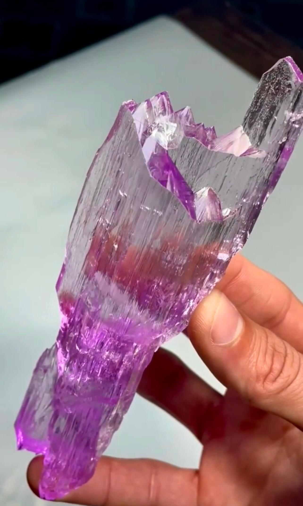 Moderno Cristallo Kunzite rosa fluttuante con eccellente trasparenza dall'Afghanistan in vendita