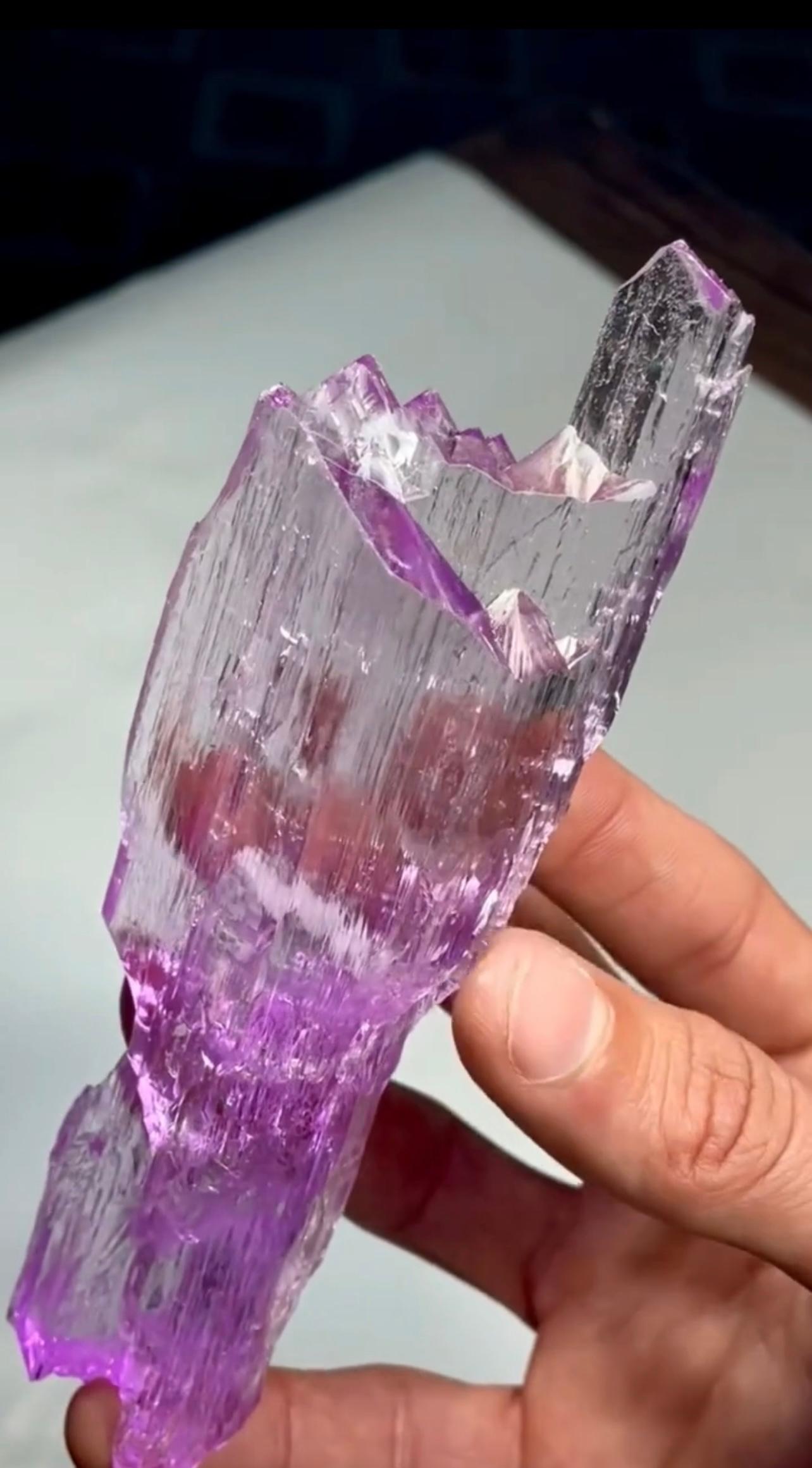 Afghano Cristallo Kunzite rosa fluttuante con eccellente trasparenza dall'Afghanistan in vendita