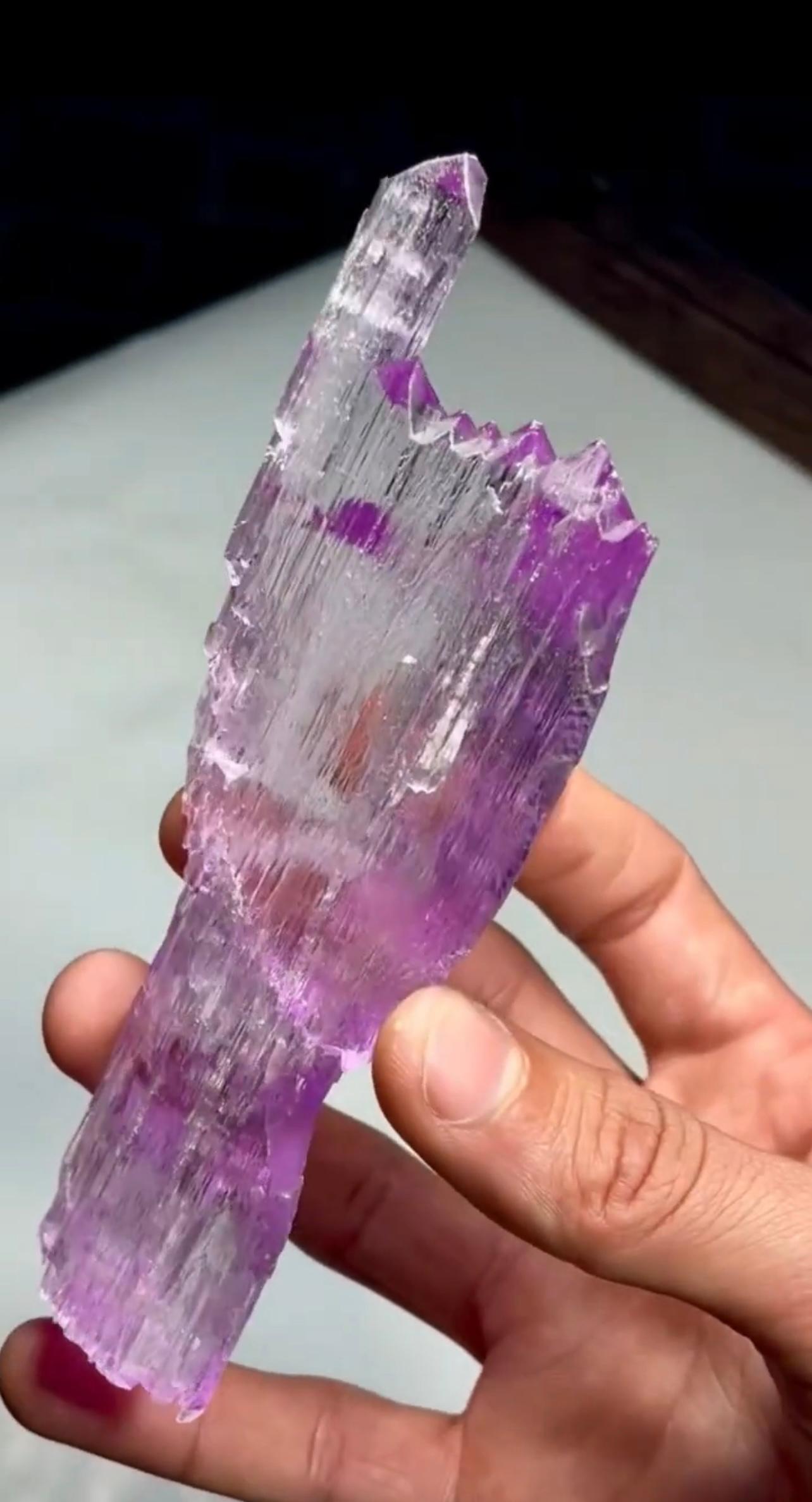 Cristallo Kunzite rosa fluttuante con eccellente trasparenza dall'Afghanistan In condizioni buone in vendita a Peshawar, PK