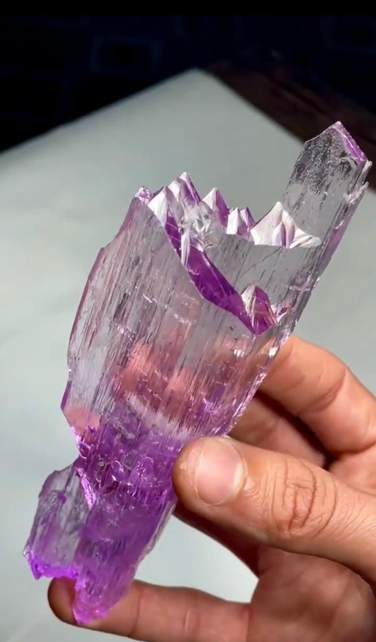 XXI secolo e contemporaneo Cristallo Kunzite rosa fluttuante con eccellente trasparenza dall'Afghanistan in vendita