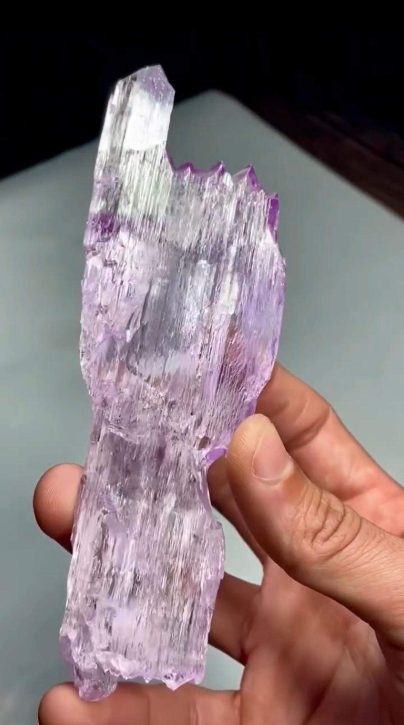 Altro Cristallo Kunzite rosa fluttuante con eccellente trasparenza dall'Afghanistan in vendita