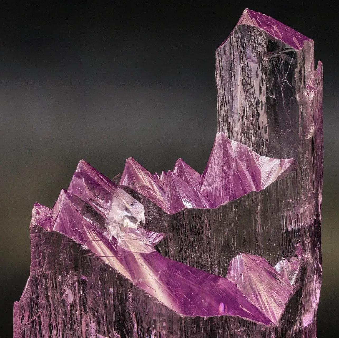 Cristallo Kunzite rosa fluttuante con eccellente trasparenza dall'Afghanistan in vendita 1
