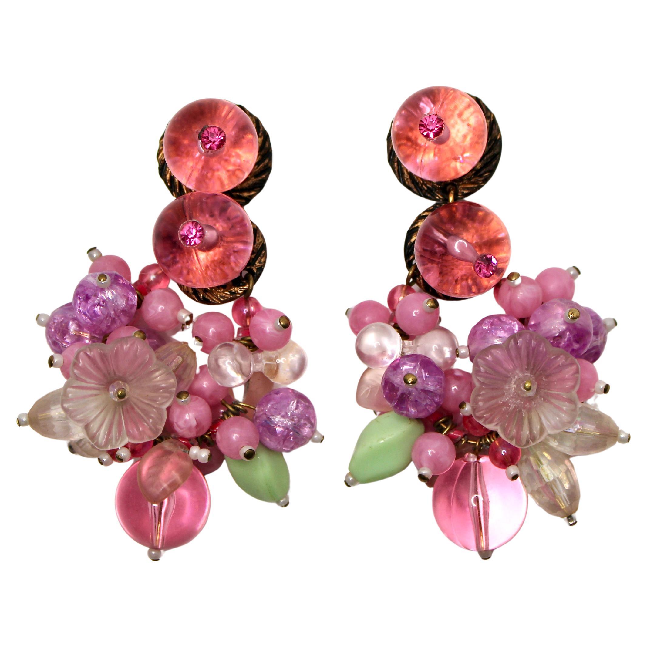 Pink Floral Cluster Beaded Drop Clip-On Earrings circa 1980s en venta
