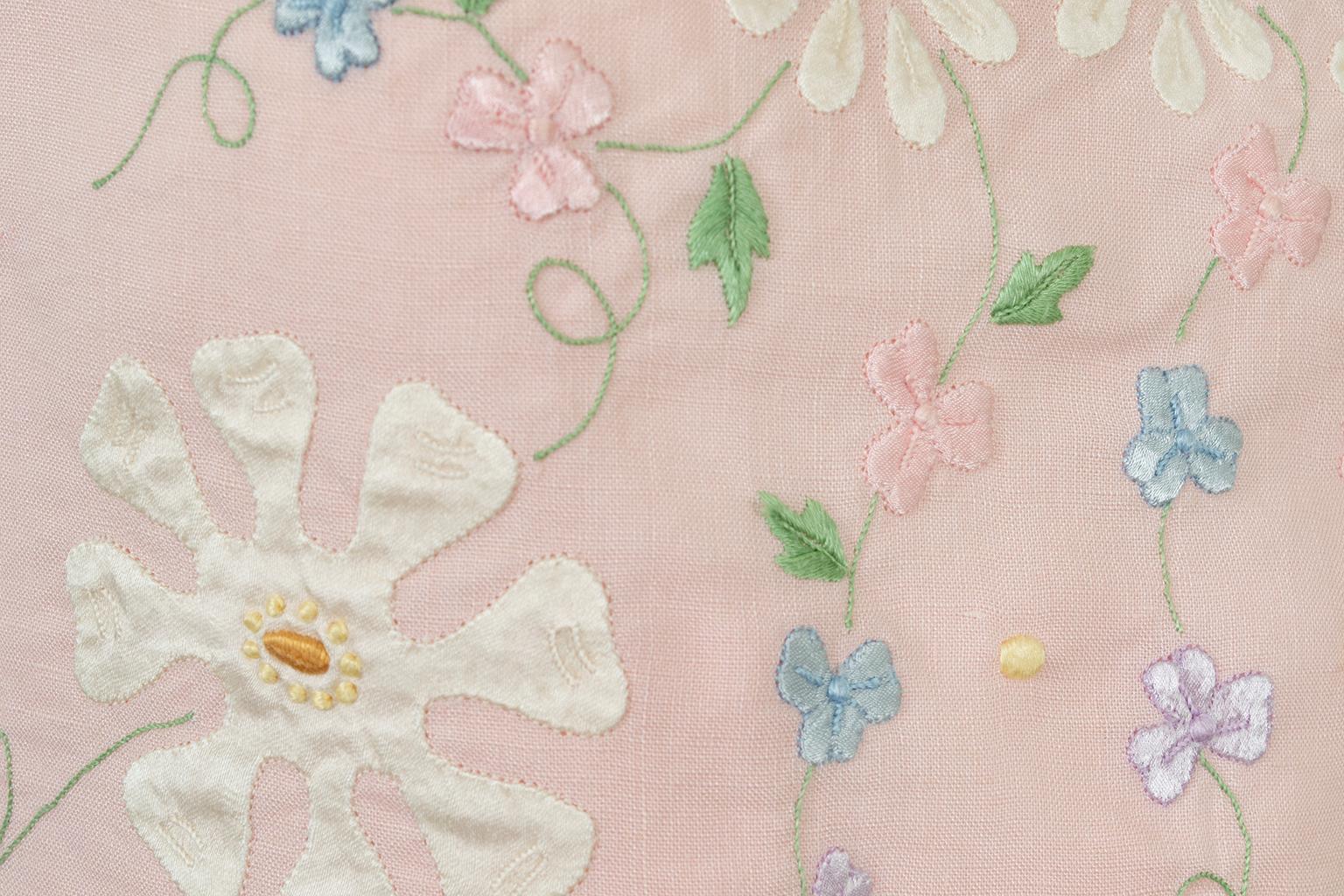 Top in lino senza maniche con ricami floreali e applicazioni rosa - XS, anni '50 in vendita 1