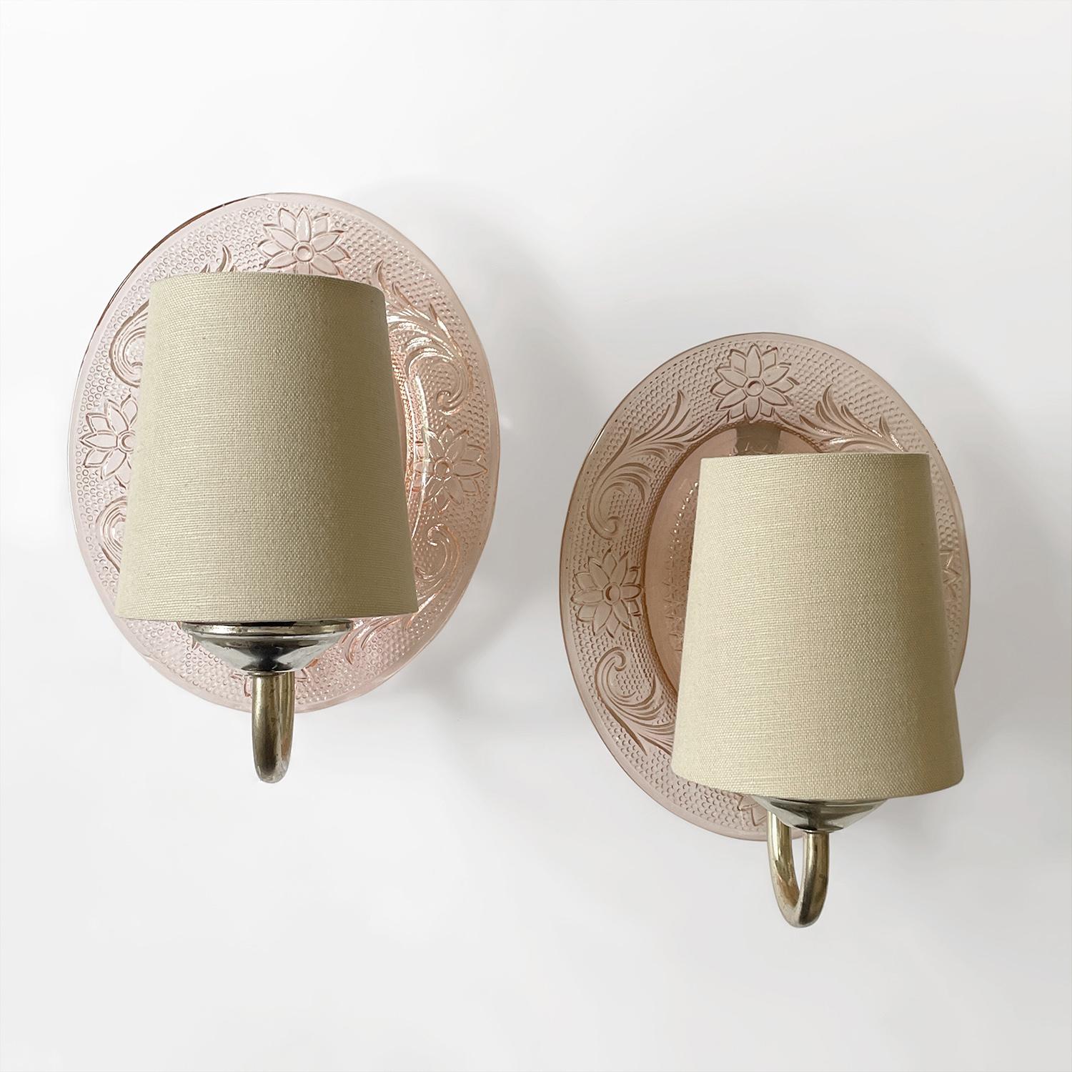 Apliques de cristal con motivo floral rosa
Este precioso par sería una adición encantadora a un tocador o tocador
Cada luz consta de una placa trasera de cristal moldeado de color rosa pálido con un intrincado motivo floral
Los brazos metálicos