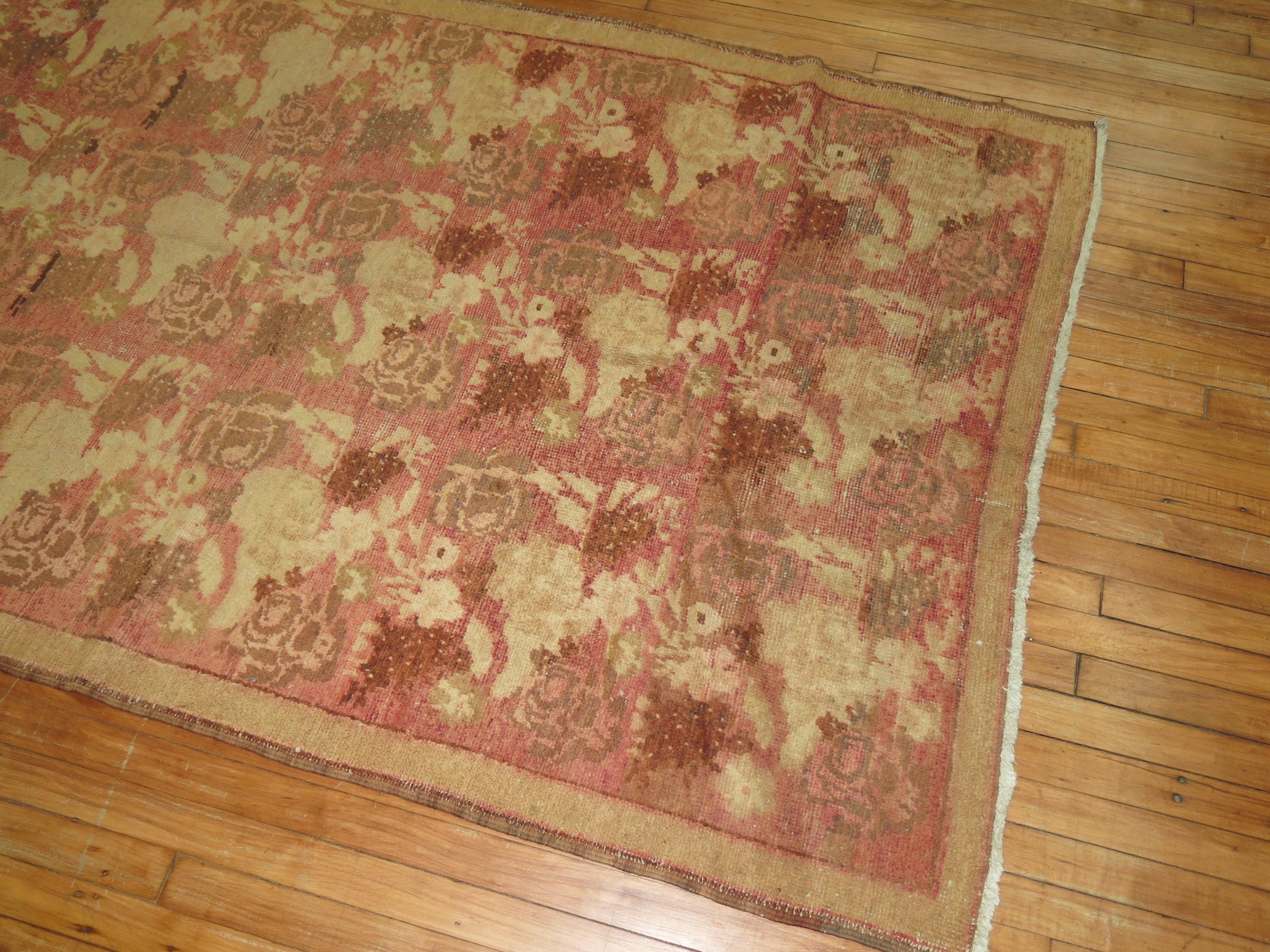 Rosa geblümter Vintage Karabagh-Teppich in Rosa (20. Jahrhundert) im Angebot