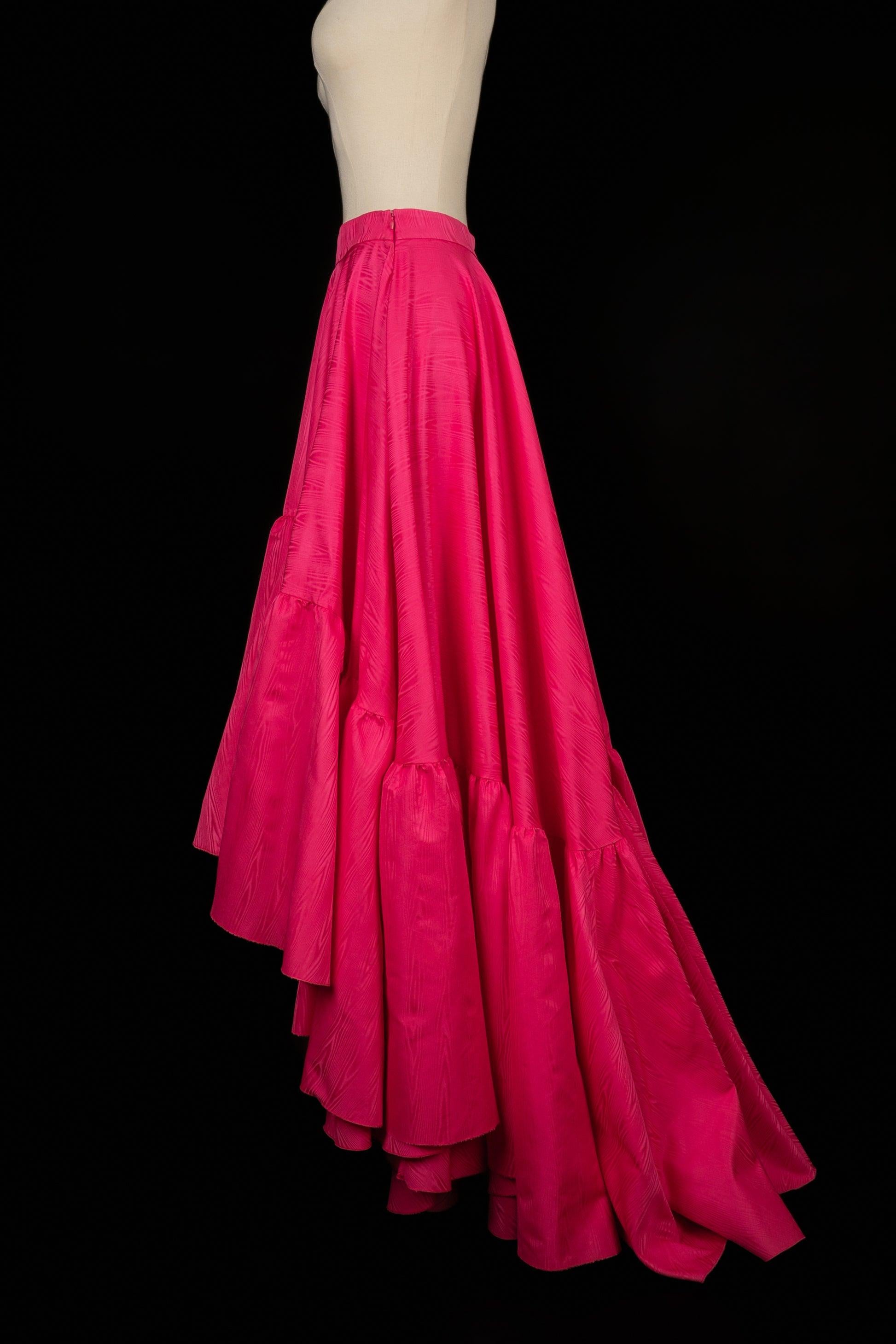Impressive pink flounced skirt. No size indicated, it fits a 34/36FR.

Additional information:
Condition: Very good condition
Dimensions: Waist: 32 cm - Min. length: 72 cm - Max. length: 126 cm

Seller Reference: FJ159