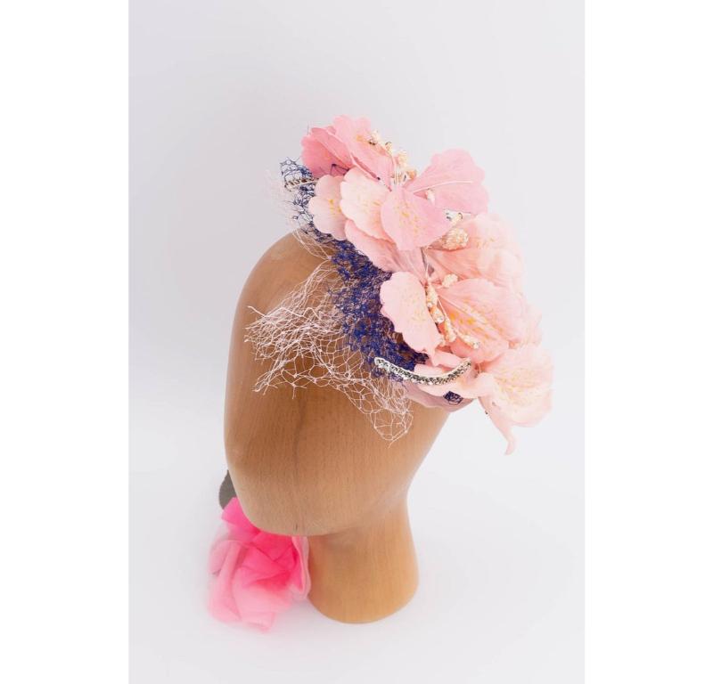 ANONYMOUS - Comb topped with a floral fabric ornament, a veil, and rhinestones.

Additional information:
Condition: Very good condition
Dimensions: Length: 26 cm (10.23