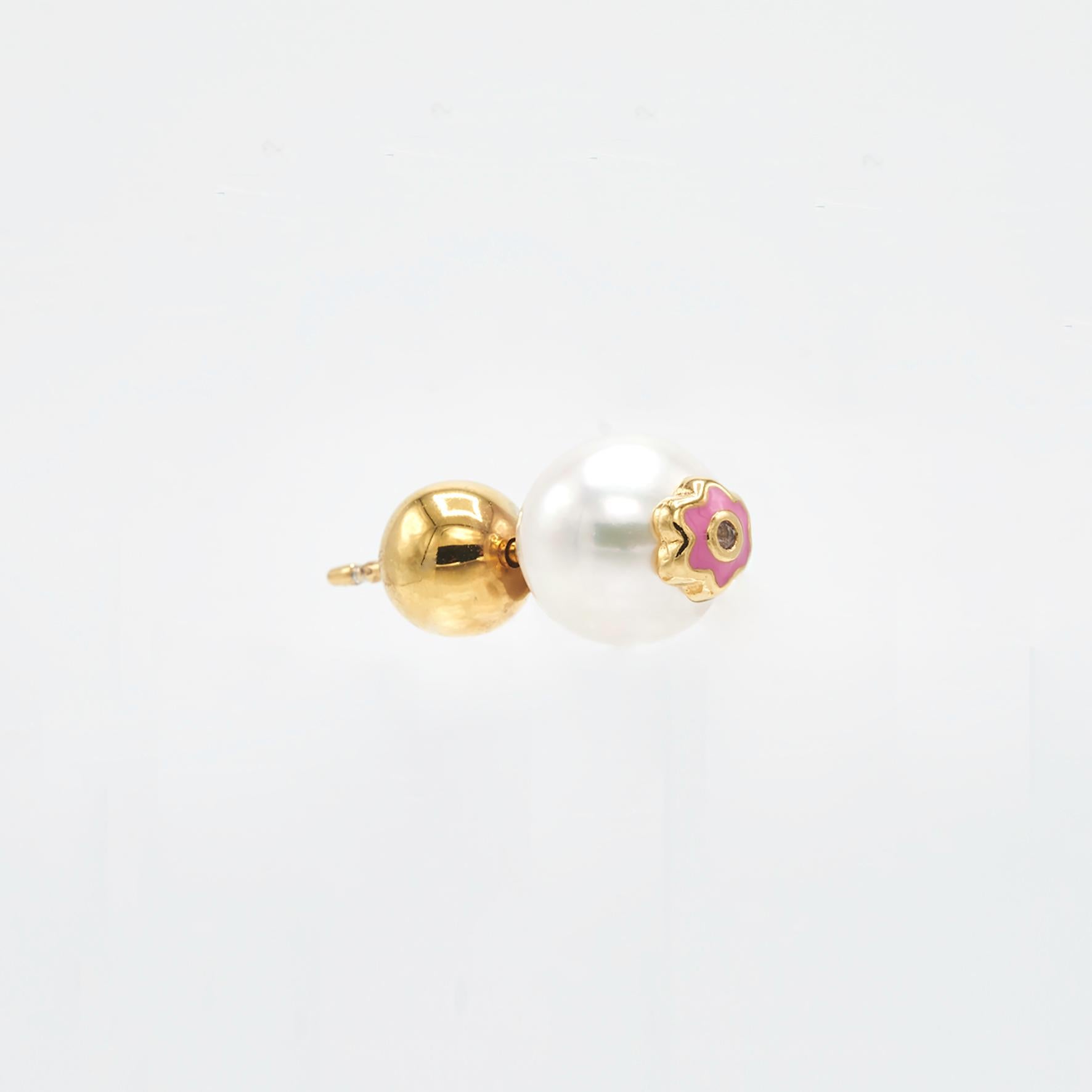 Round pearl ear studs embellished with pink enamel flower. 

Dimensions: 7mm Pearl
Compositions: Sterling Silver 24 K gold plates/ Fresh water pearl/ Pink Enamel/ Cubic Zirconia

SOLD AS PAIRS