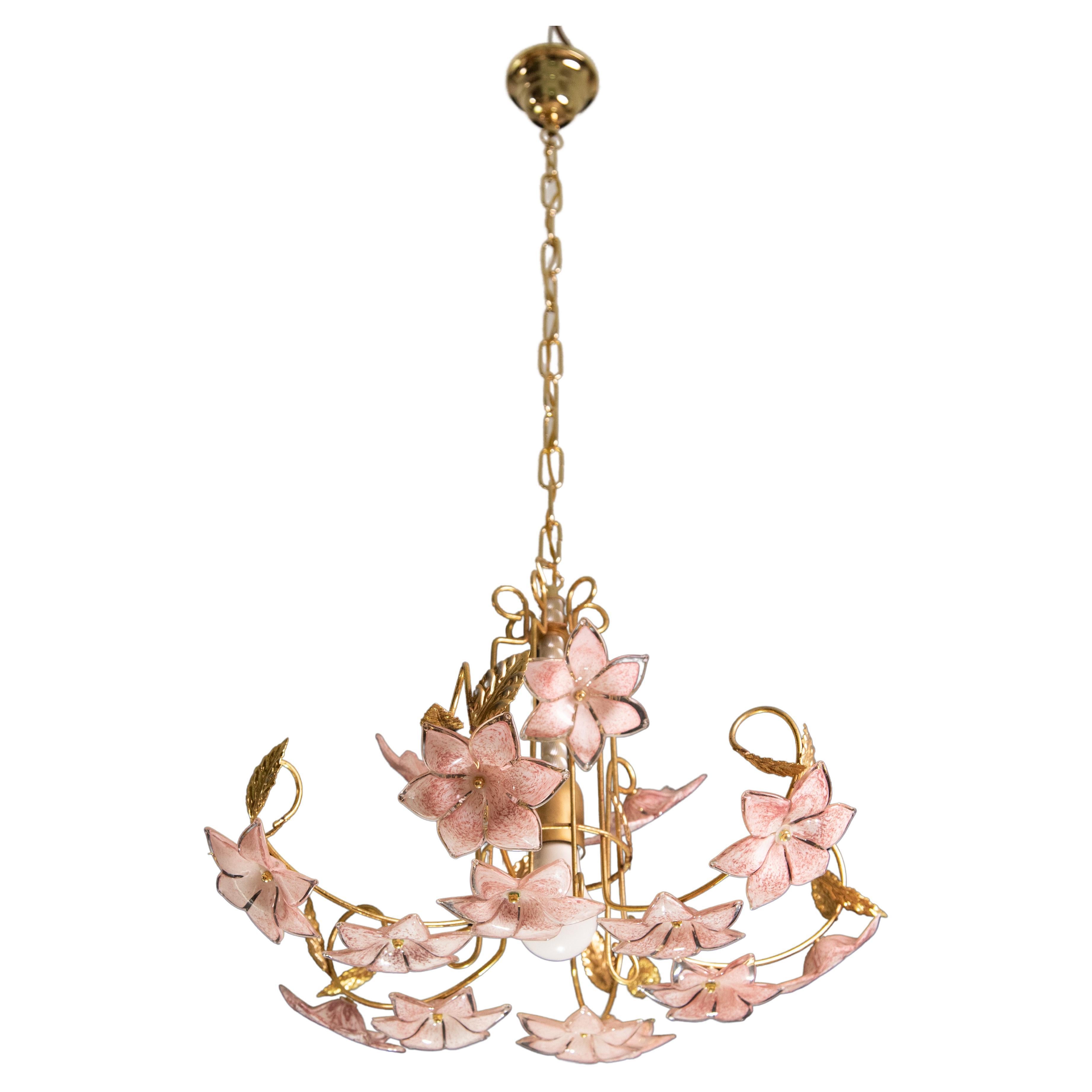 Vintage Murano glass chandelier with pink flowers.
The chandelier has 1 light point with E27 socket.
The frame is made of gold bath and has some signs of time.
The height of the chandelier is 95 cm, the diameter is 55 cm, the height without chain