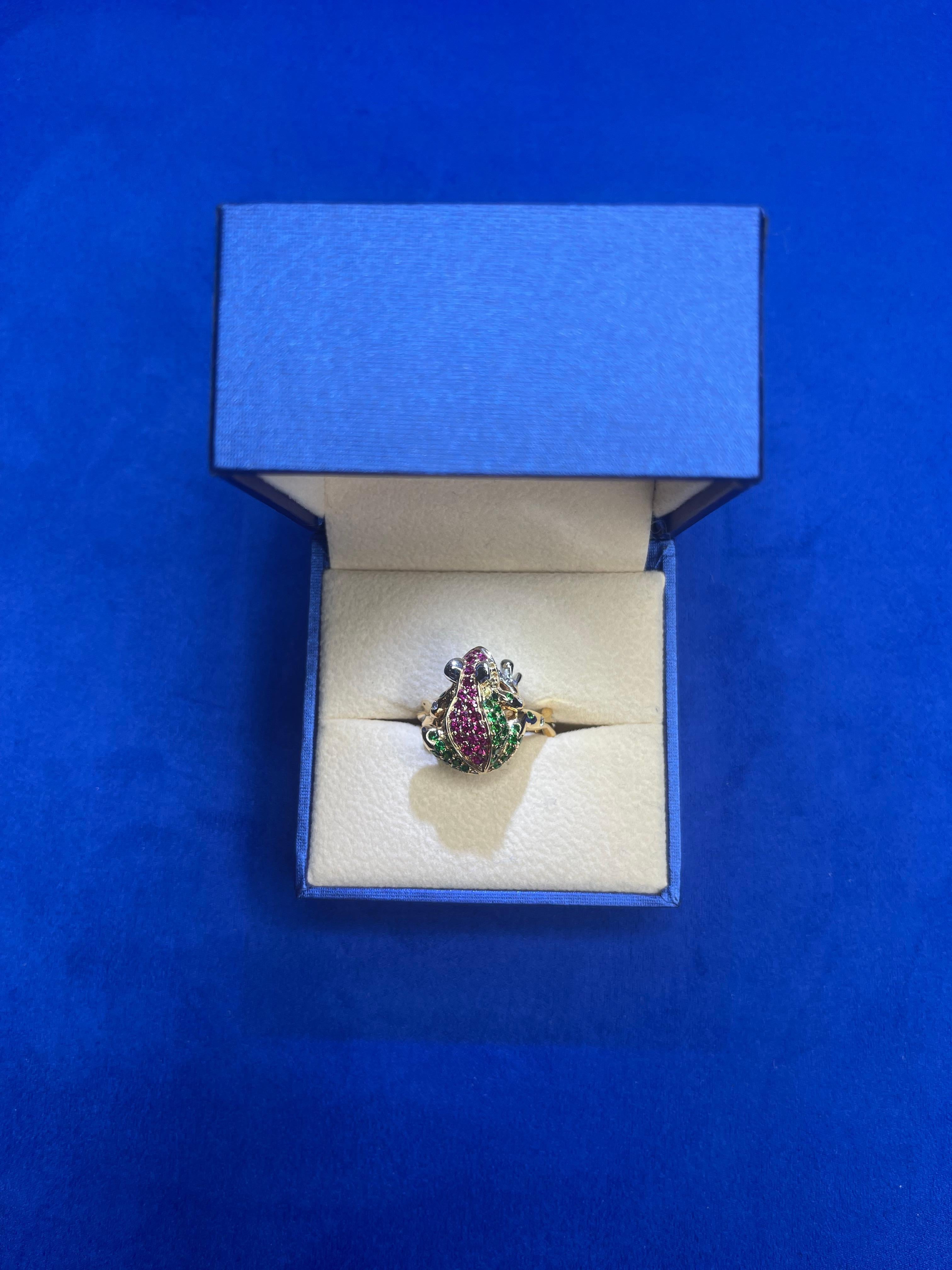 Anello in oro rosa con diamante, rubino, tsavorite verde e rana portafortuna. in vendita 5