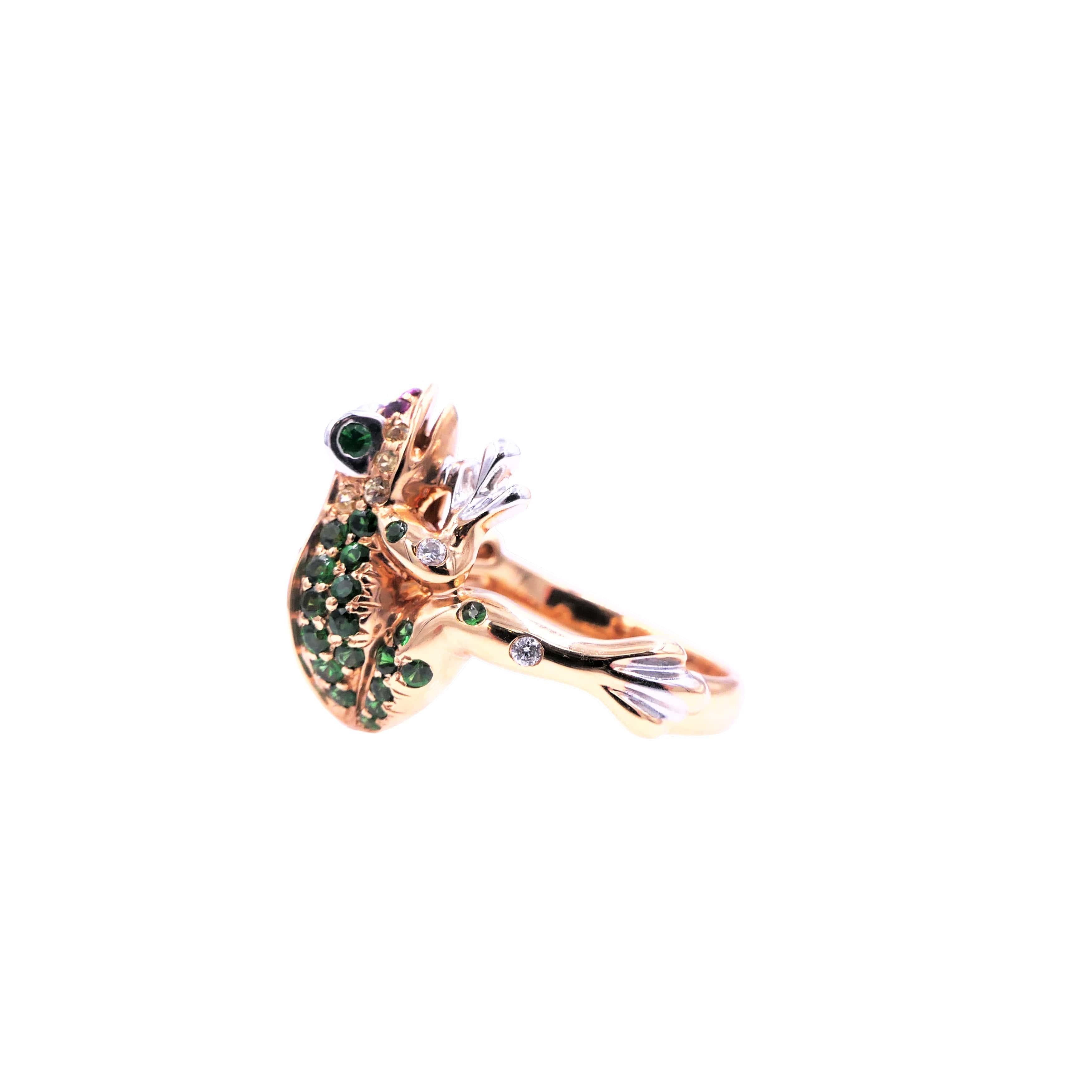 Anello in oro rosa con diamante, rubino, tsavorite verde e rana portafortuna. In condizioni Nuovo in vendita a Oakton, VA