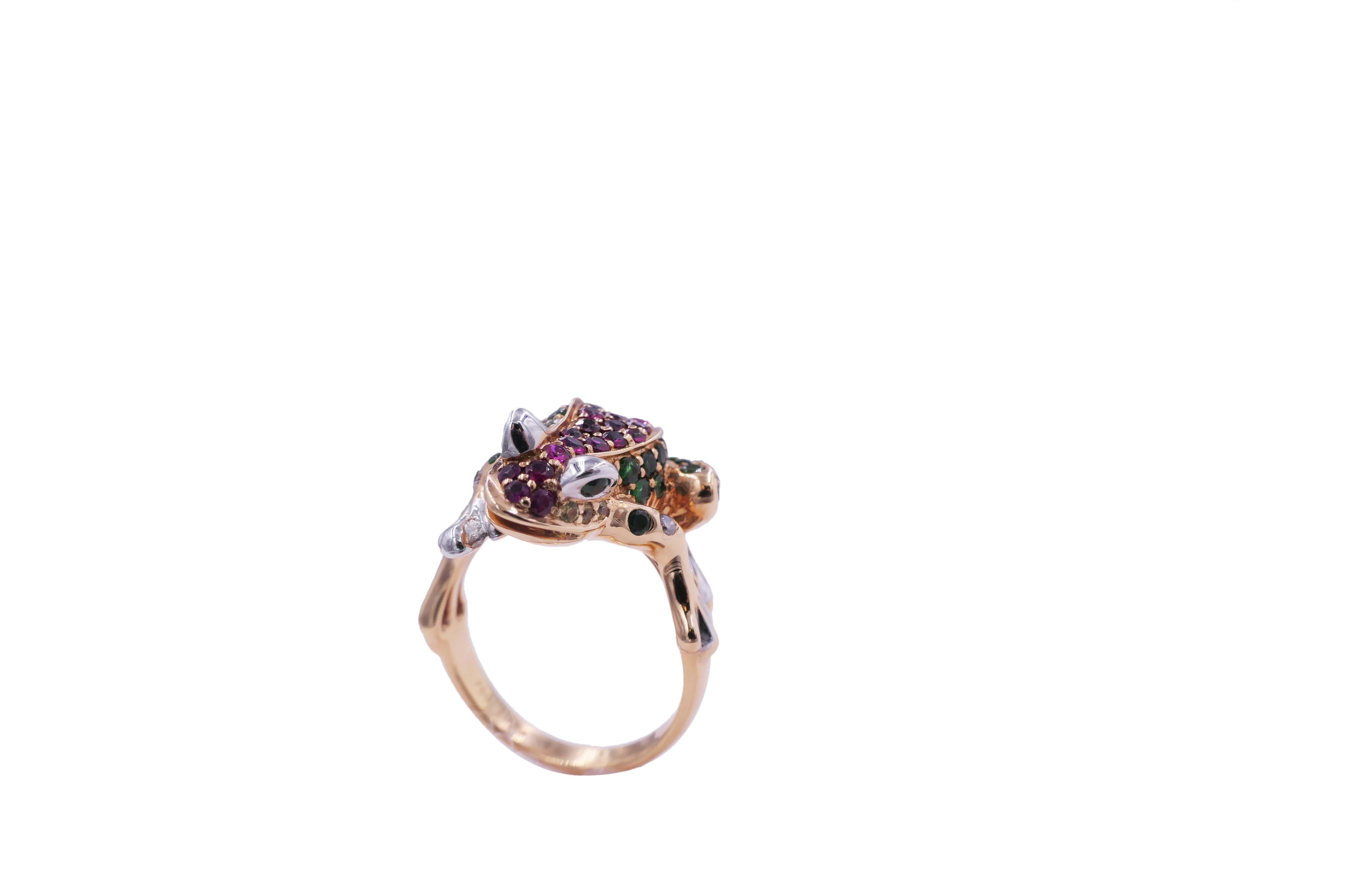 Anello in oro rosa con diamante, rubino, tsavorite verde e rana portafortuna. in vendita 4