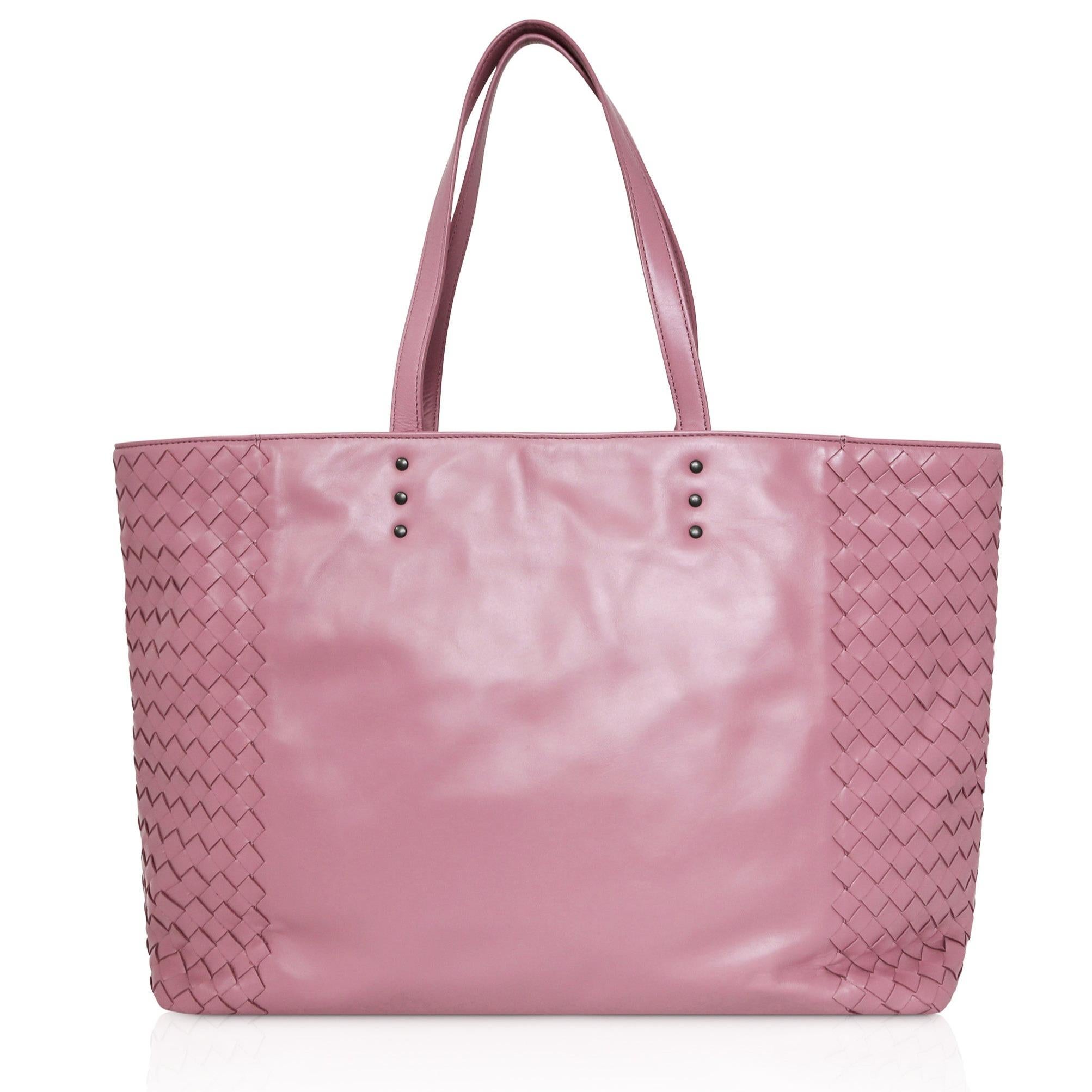 Expertly crafted in Italy from luxurious pink and mauve leather, the Pink Fourre-Tout Handbag from Bottega Veneta is the perfect blend of style and functionality. Featuring the brand's iconic intrecciato signature, this tote bag offers both