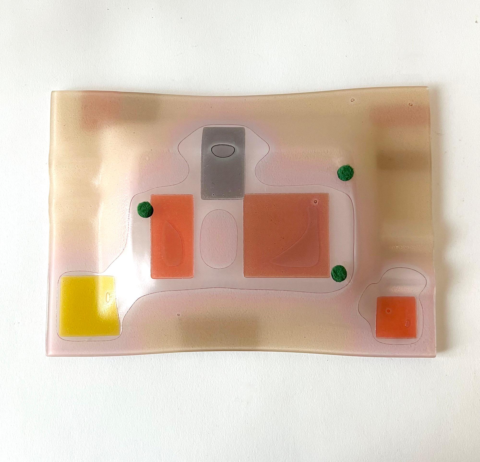 Bandeja de vidrio estratificado modernista estadounidense rosa Frances and Michael Higgins Moldeado en venta