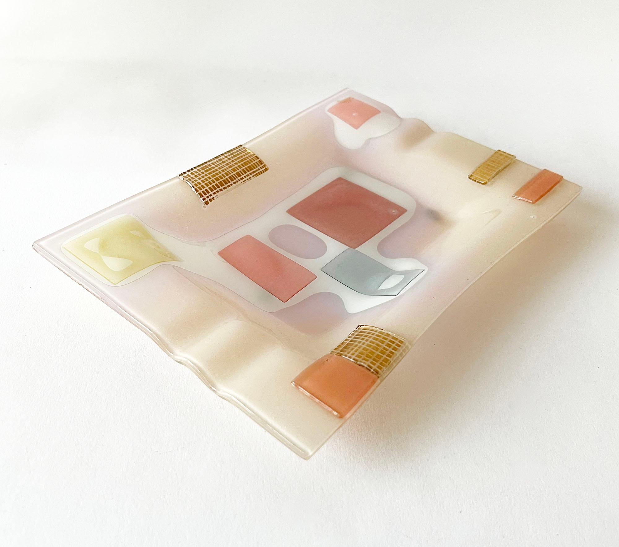 Bandeja de vidrio estratificado modernista estadounidense rosa Frances and Michael Higgins en Bueno estado para la venta en Palm Springs, CA