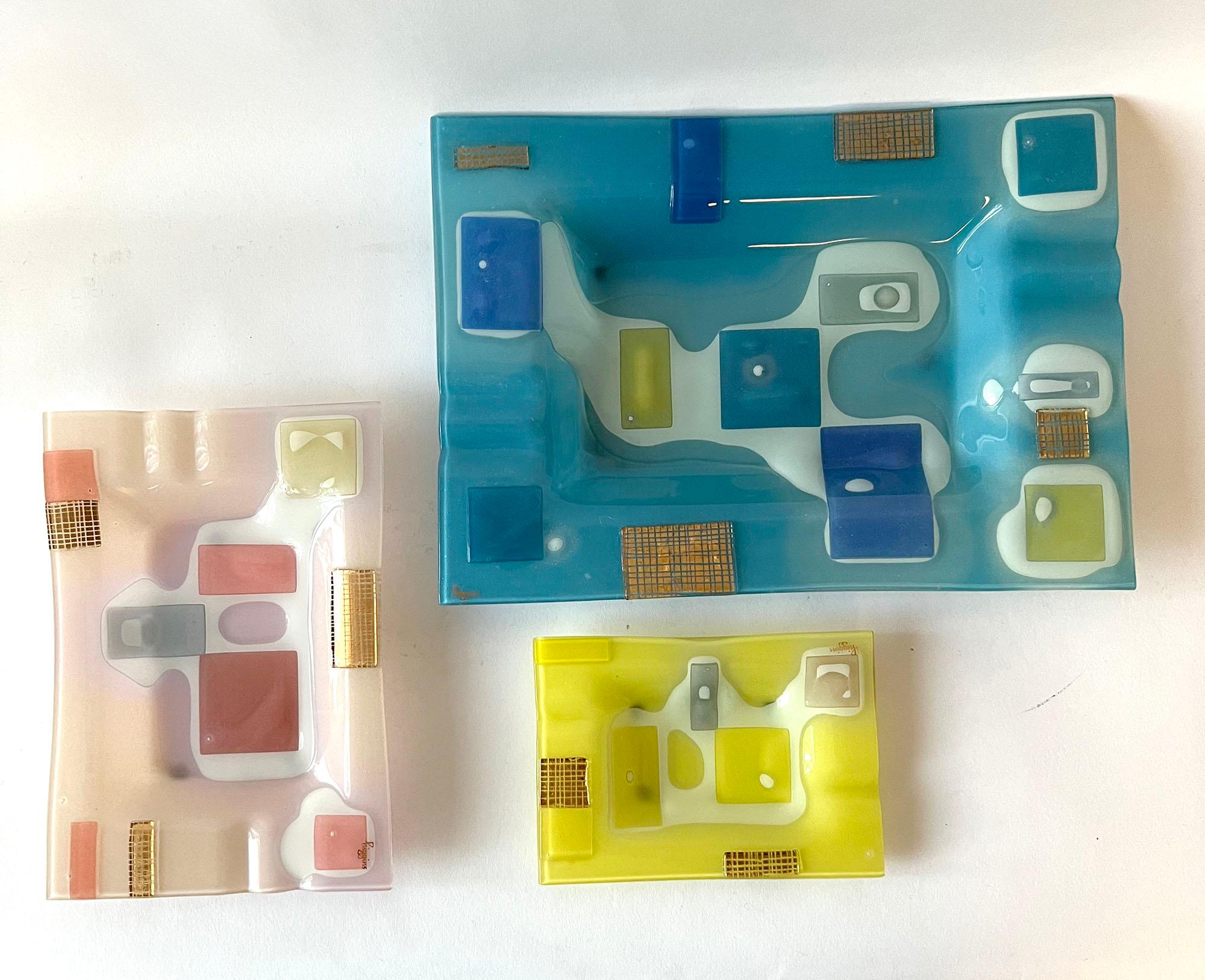 Bandeja de vidrio estratificado modernista estadounidense rosa Frances and Michael Higgins mediados del siglo XX en venta