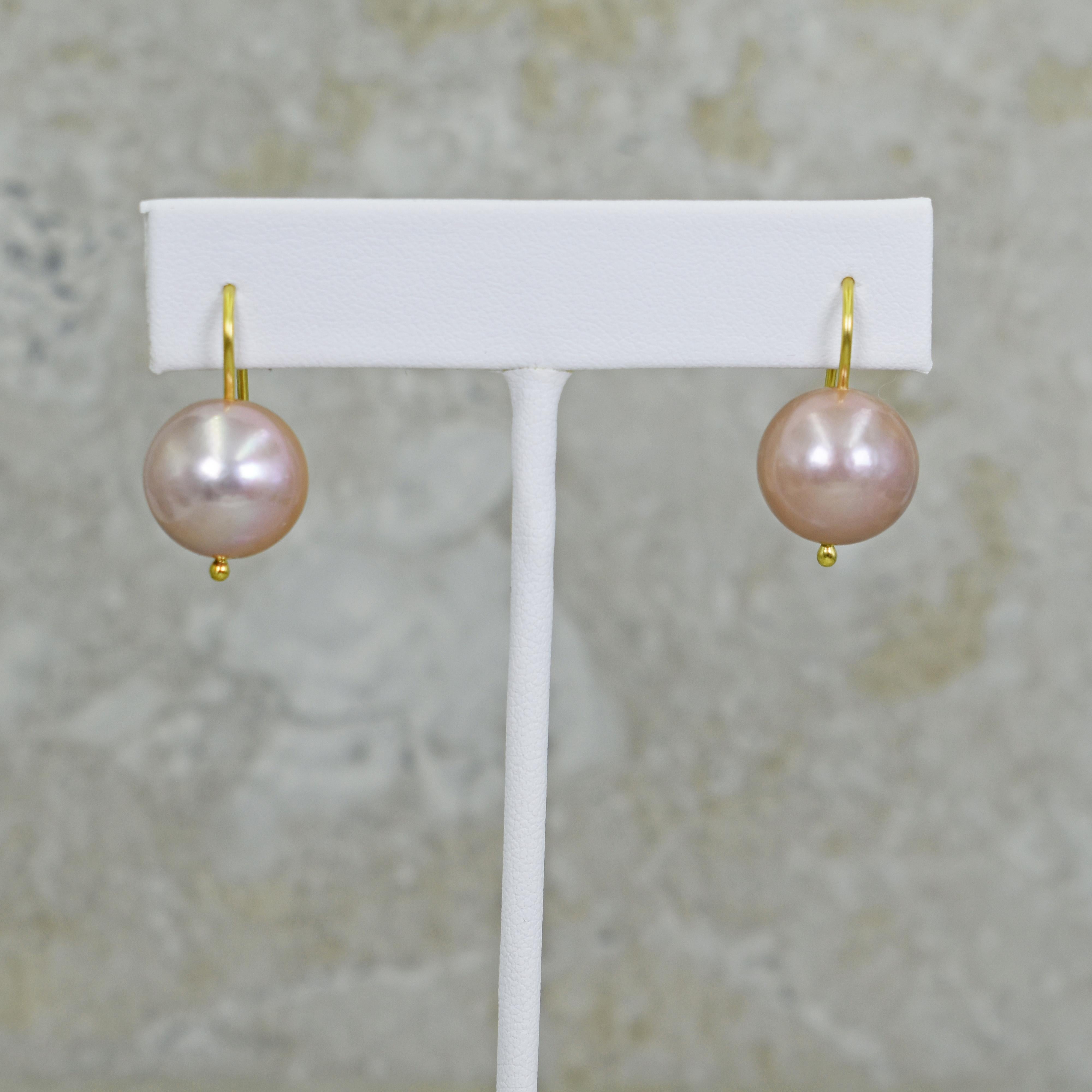 Contemporary Pink Freshwater Pearl 18 Karat Gold Pendant Necklace and Drop Earrings Set For Sale