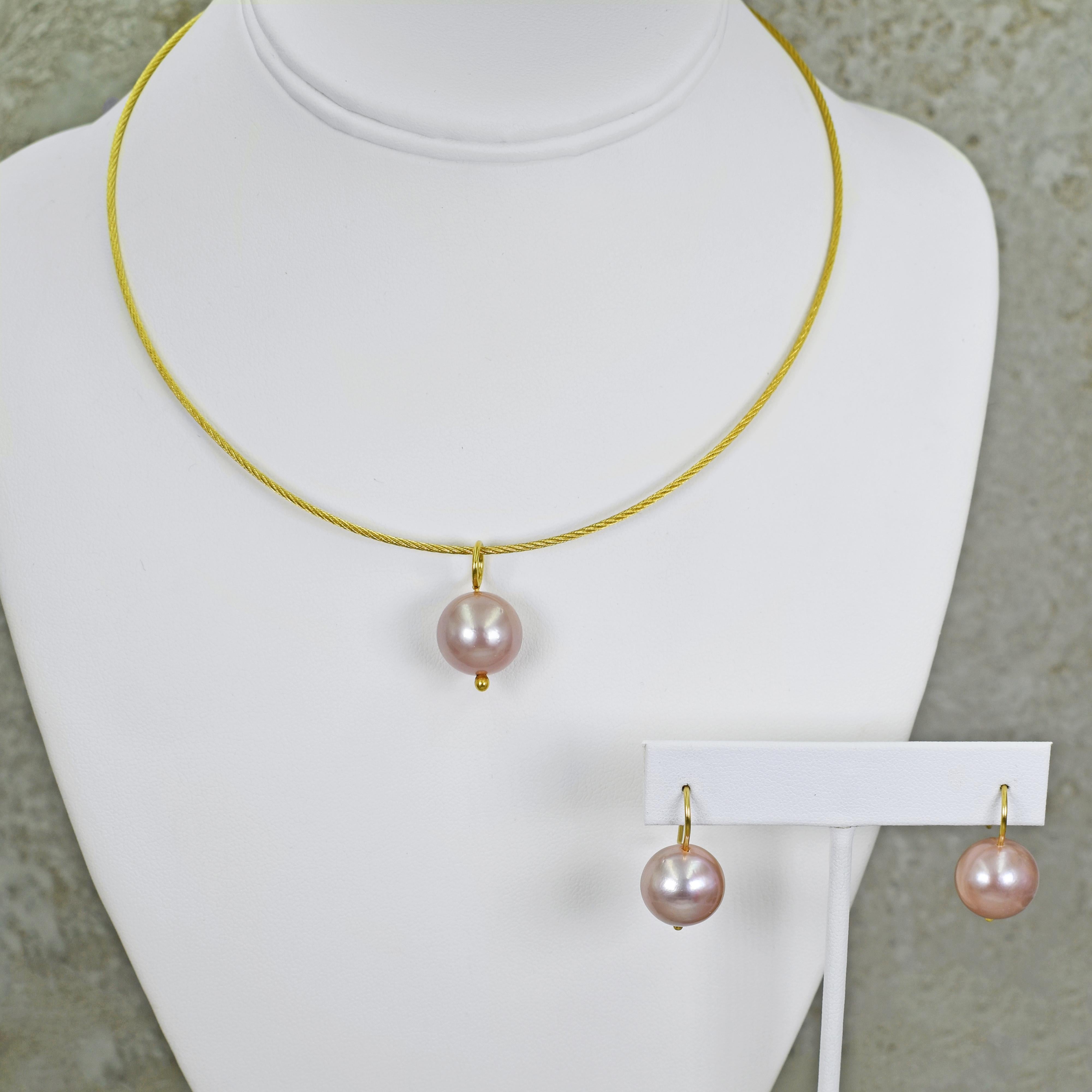 Pink Freshwater Pearl 18 Karat Gold Pendant Necklace and Drop Earrings Set For Sale 1