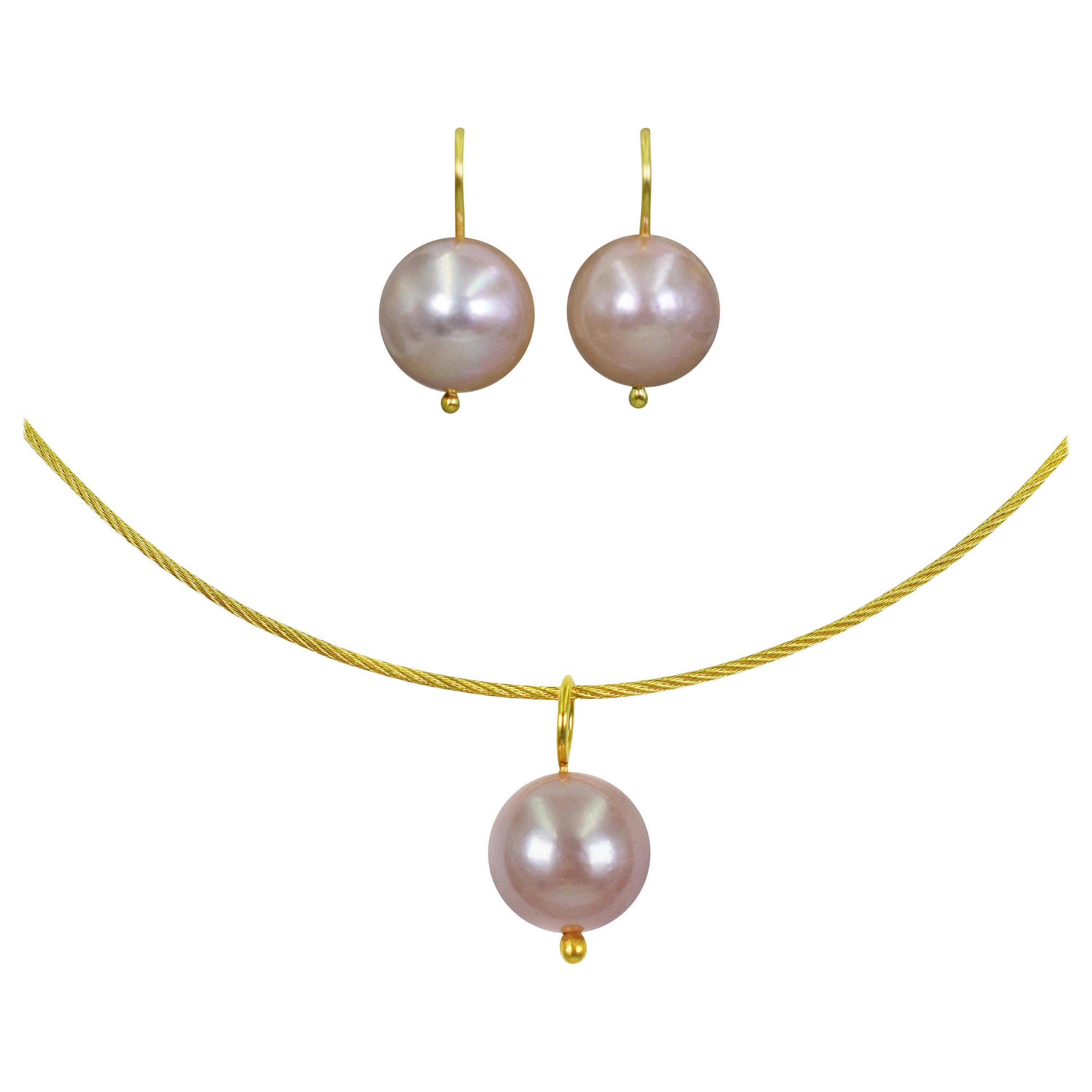 Ensemble collier pendentif et boucles d'oreilles en or 18 carats avec perles d'eau douce roses