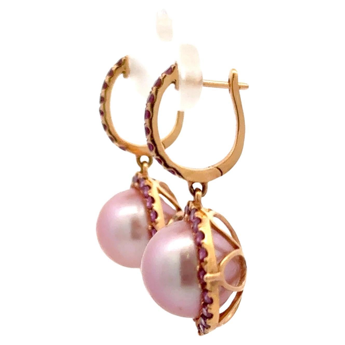Orecchini a goccia in oro rosa 18 carati con 2 perle d'acqua dolce rosa di 11-12 mm circondate da ametista di 1,60 carati. 
