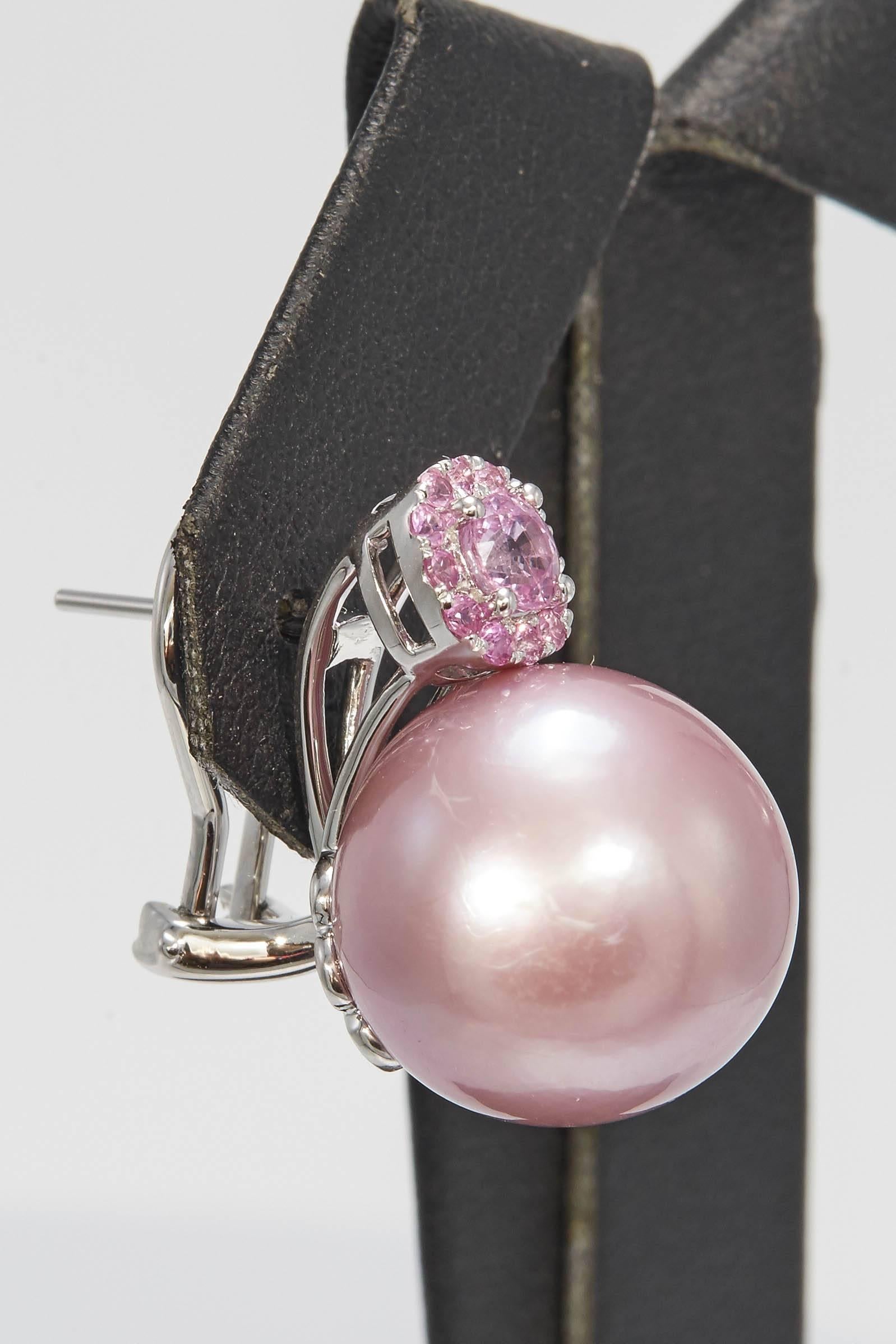 Contemporain Boucles d'oreilles pendantes en perles d'eau douce roses et saphirs roses 14-15 mm 0,80 carats en vente