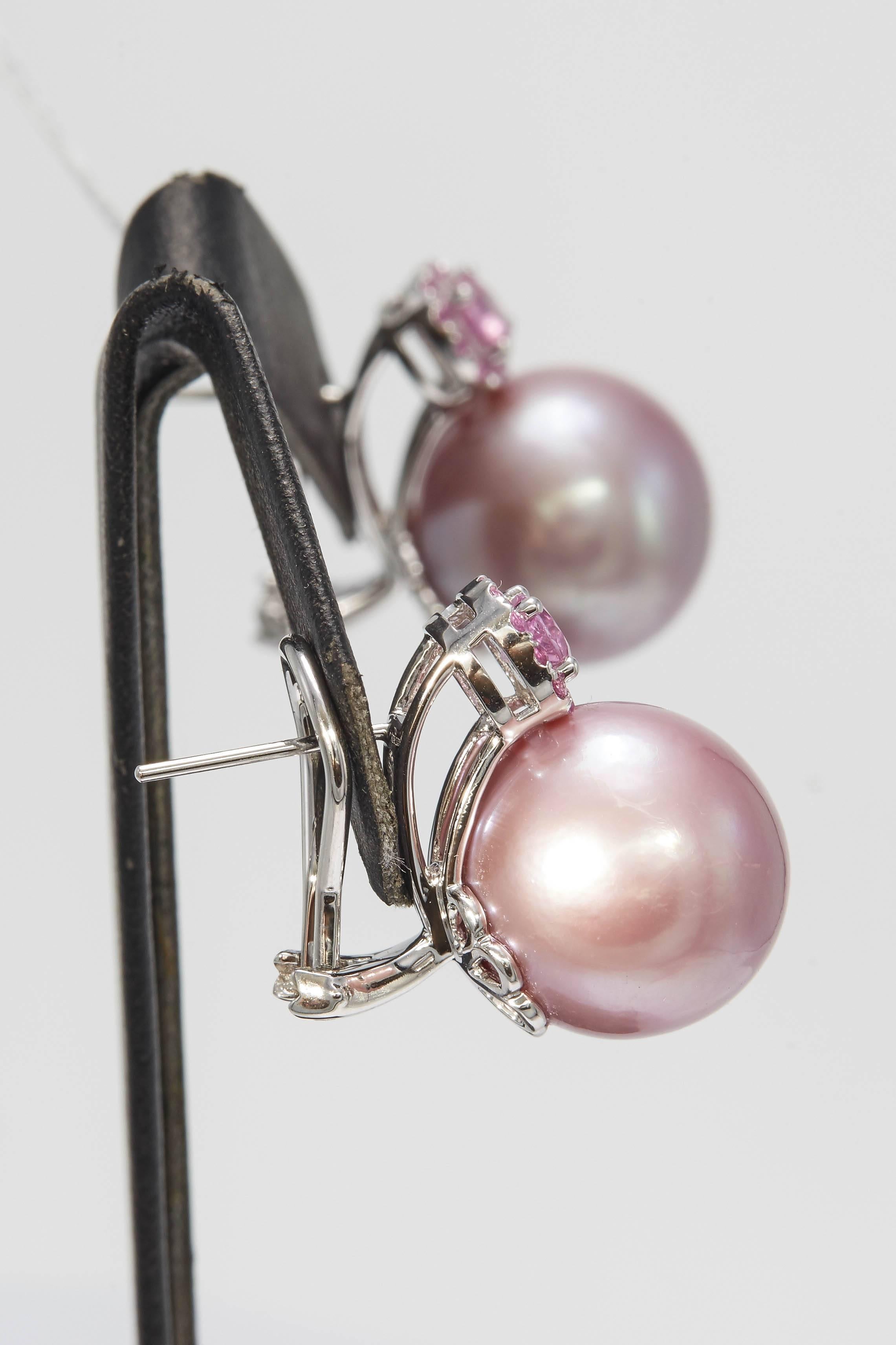 Taille ronde Boucles d'oreilles pendantes en perles d'eau douce roses et saphirs roses 14-15 mm 0,80 carats en vente