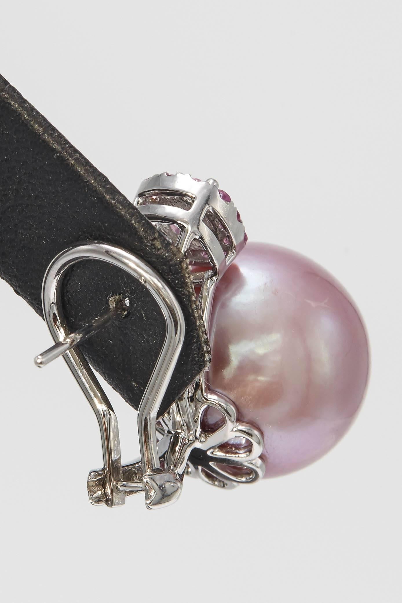Boucles d'oreilles pendantes en perles d'eau douce roses et saphirs roses 14-15 mm 0,80 carats Neuf - En vente à New York, NY
