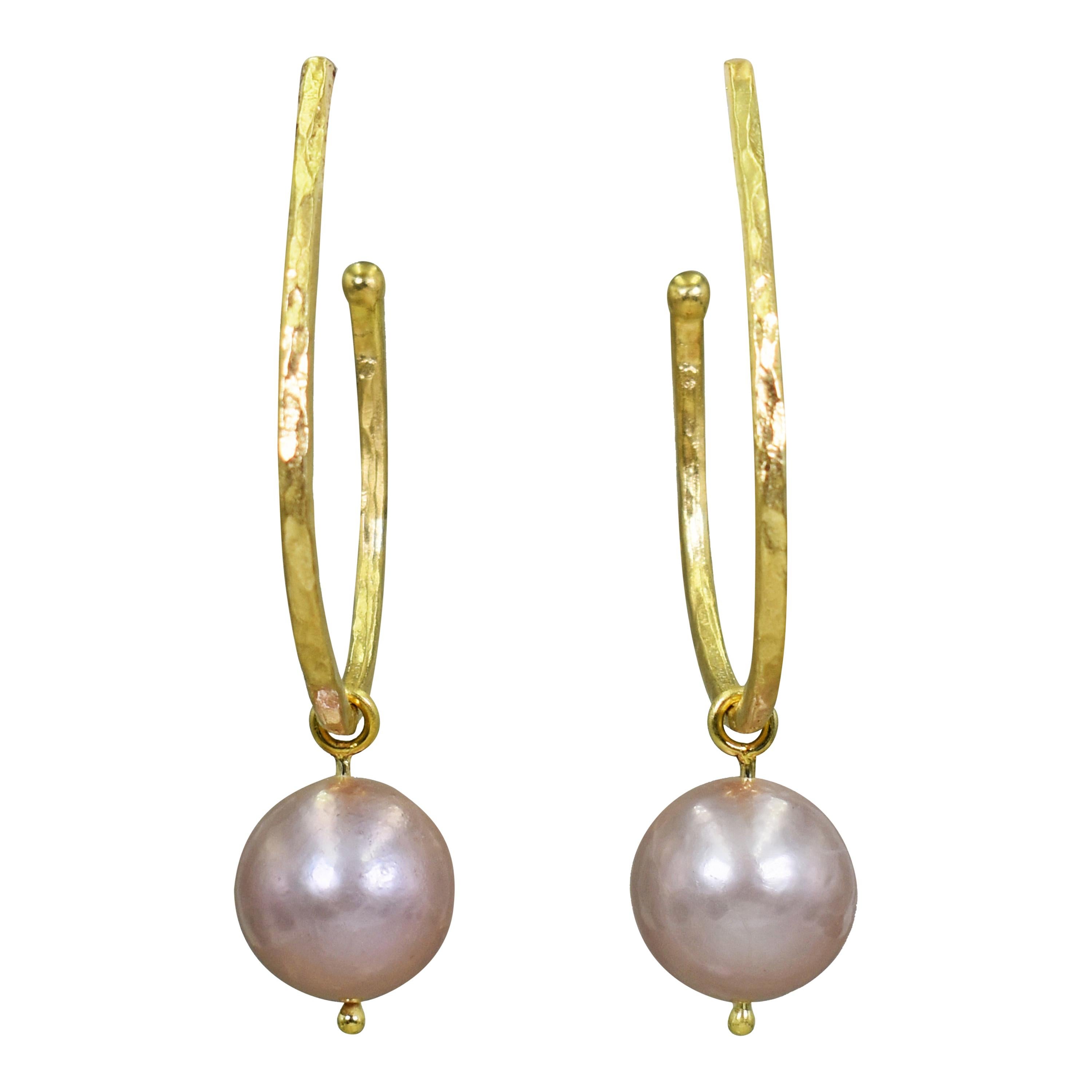 Pink Freshwater Pearl Charm Hammered 18 Karat Gold Stud Hoop Earrings For Sale
