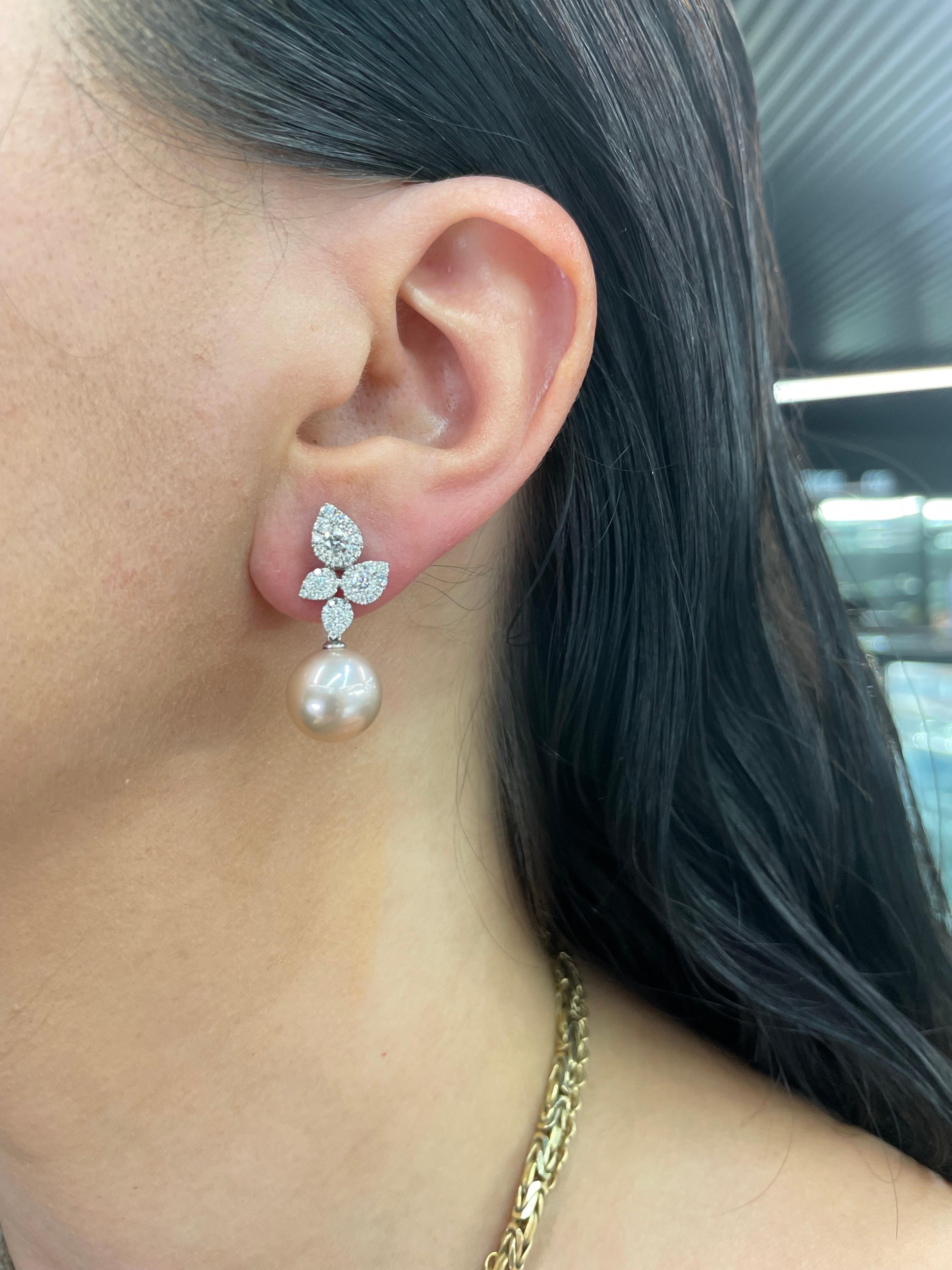 Rosa Süßwasserperlen-Diamant-Cluster-Blatt-Ohrringe 1,05 Karat 11-12MM 18KT im Angebot 4