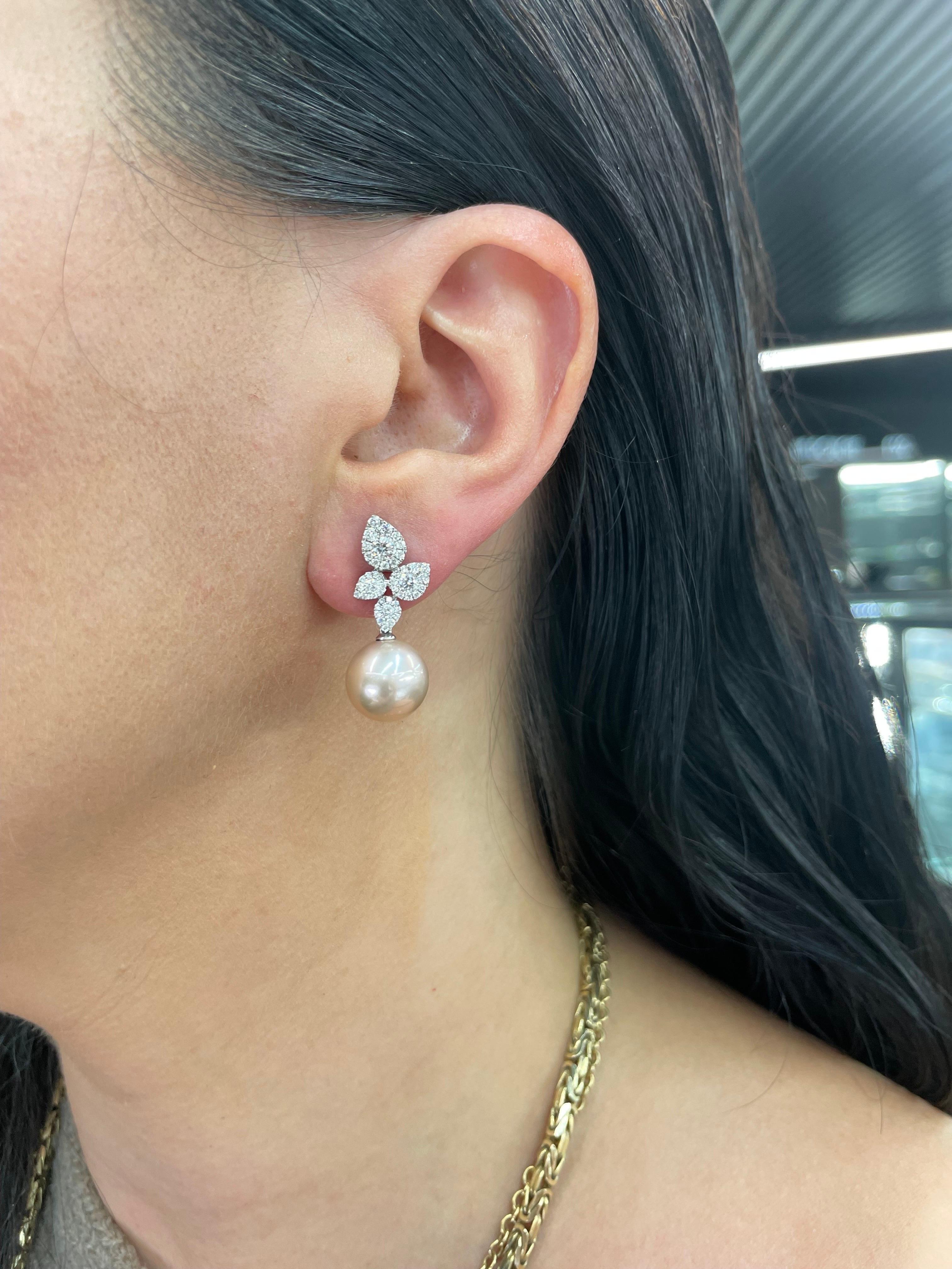 Rosa Süßwasserperlen-Diamant-Cluster-Blatt-Ohrringe 1,05 Karat 11-12MM 18KT im Angebot 5