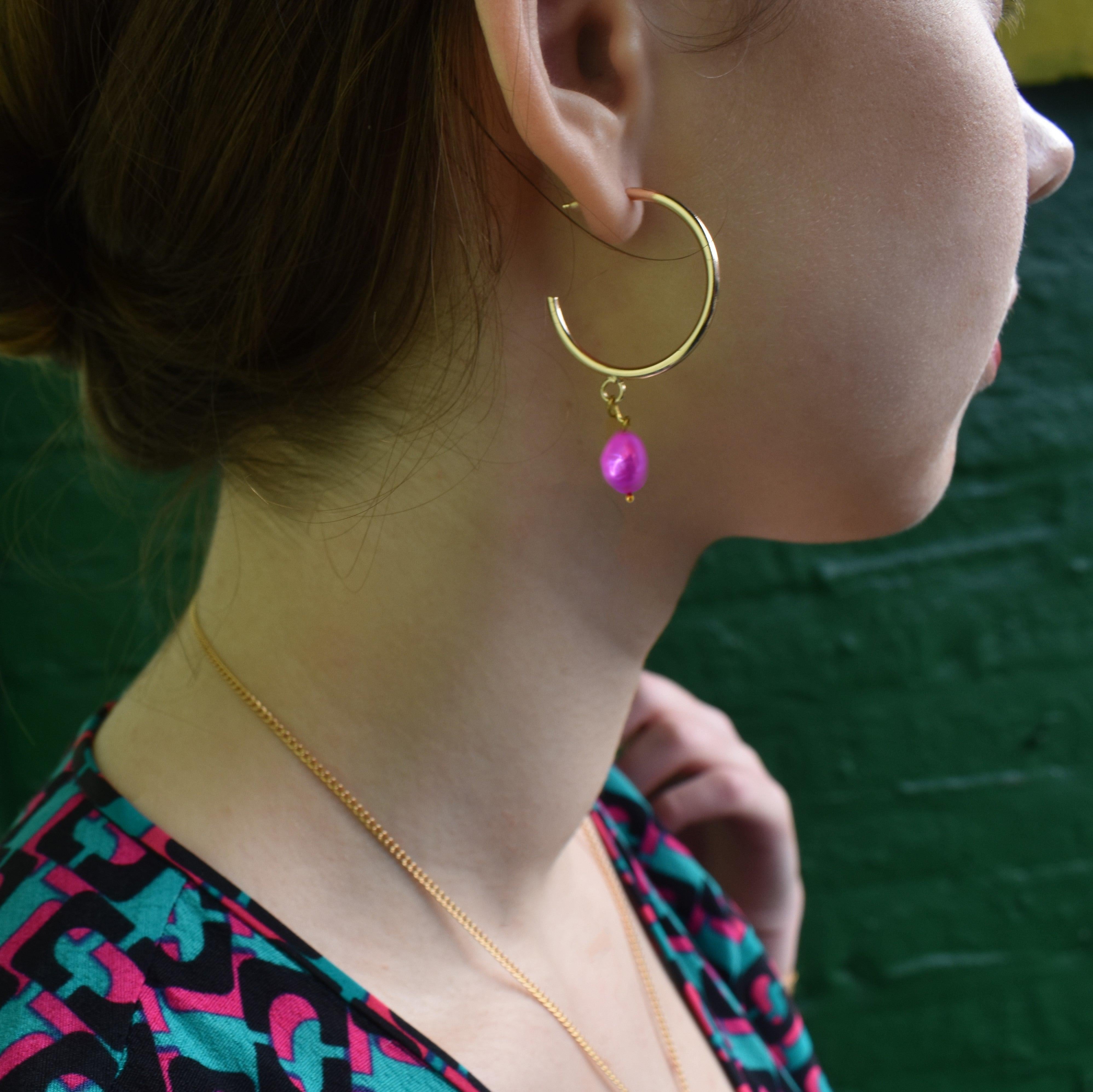 Ti presentiamo i nostri orecchini di perle rosa Bubblegum che aggiungono un tocco divertente alla tua collezione di gioielli. Questi orecchini si chiamano Bubblegum, grazie al colore rosa delle perle d'acqua dolce.

DETTAGLI
Marchio: Ifemi