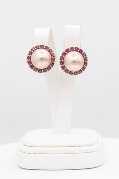 Ohrstecker mit Rhodolith-Halo in Rosa mit Süßwasserperlen und 3,82 Karat 18KT Roségold