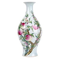 Vaso con frutti rosa di WL Ceramics