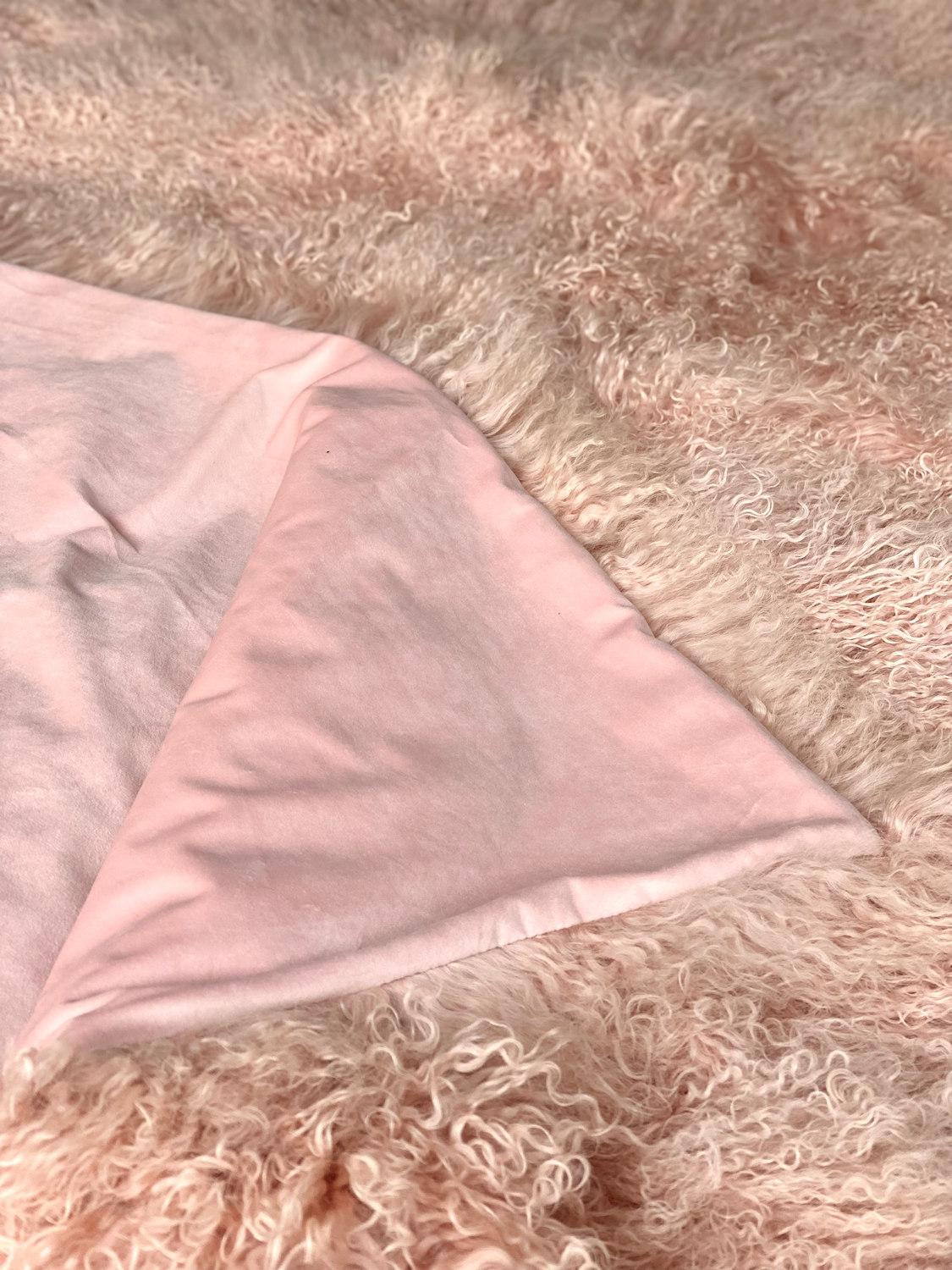 Immergiti nella decadenza naturale con questa coperta di pelliccia rosa in edizione limitata creata dalla pellicciaia e designer Emily Barbara. Caratterizzato da una sontuosa e setosa  lana, con una sensazione di pelliccia decadente che conferisce