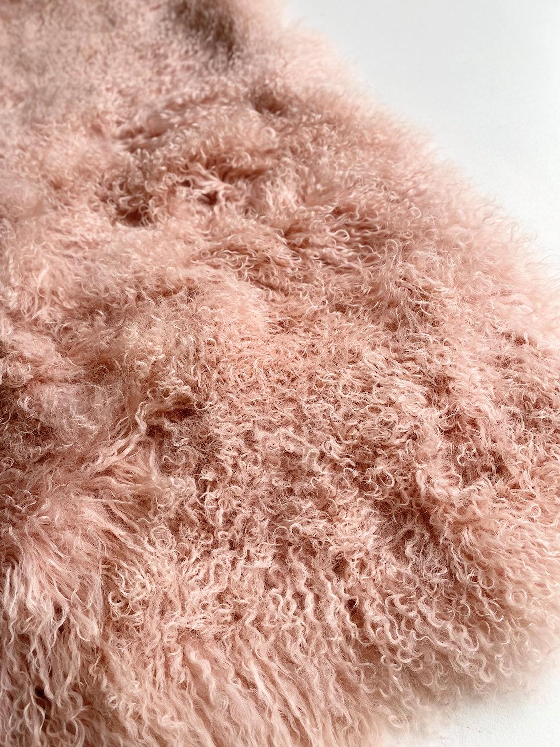 Moderno Pelliccia rosa Banket Lancio di pelle di pecora mongola in vendita