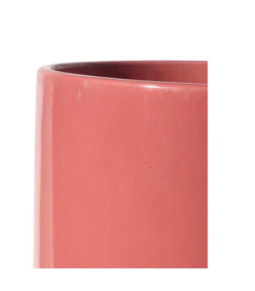 A near perfect pink AC-14 Gainey ceramic planter that epitomizes the charm and craftsmanship of California handcrafted ceramics. Originally introduced in the early 1960s as the C series, the design was tweaked in the 1970s to become the AC