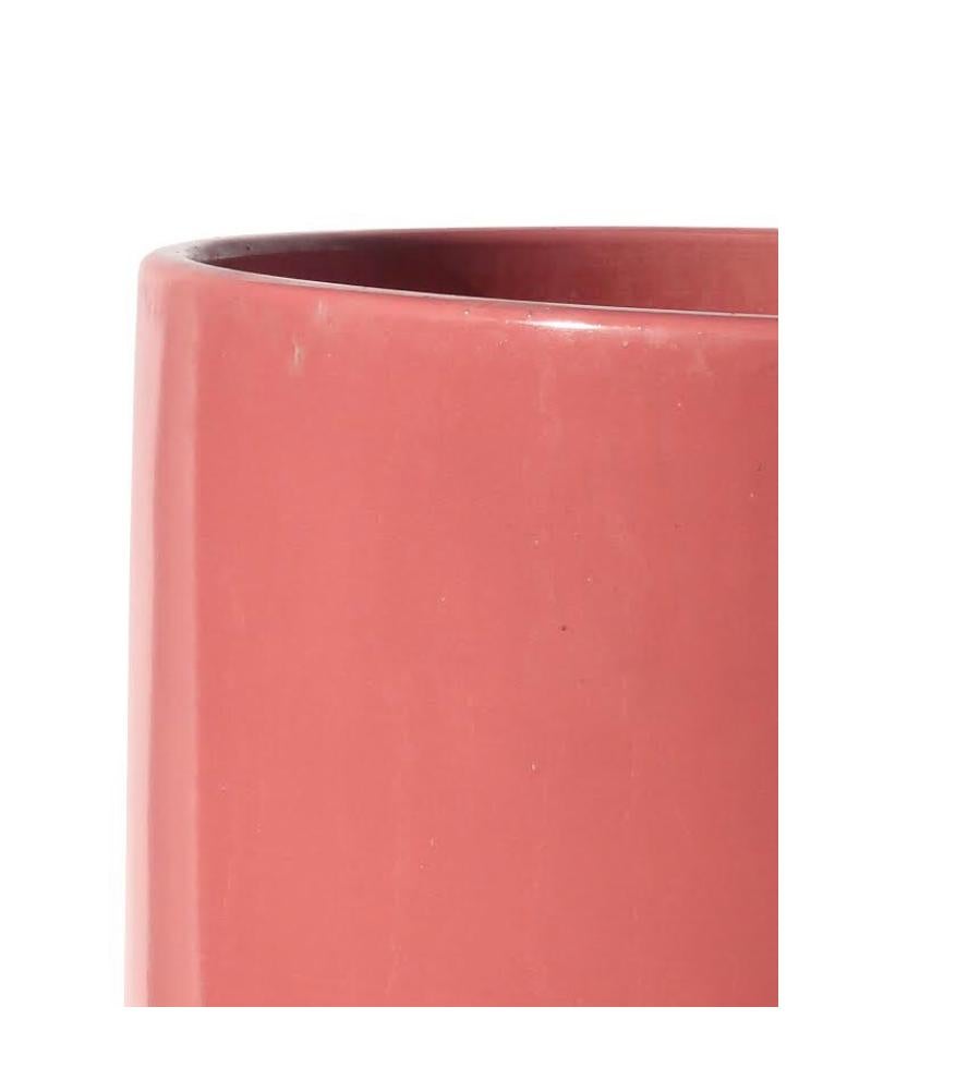 Une jardinière en céramique rose AC-14 Gainey presque parfaite qui incarne le charme et le savoir-faire de la céramique artisanale californienne. Introduite au début des années 1960 sous le nom de série C, la conception a été modifiée dans les